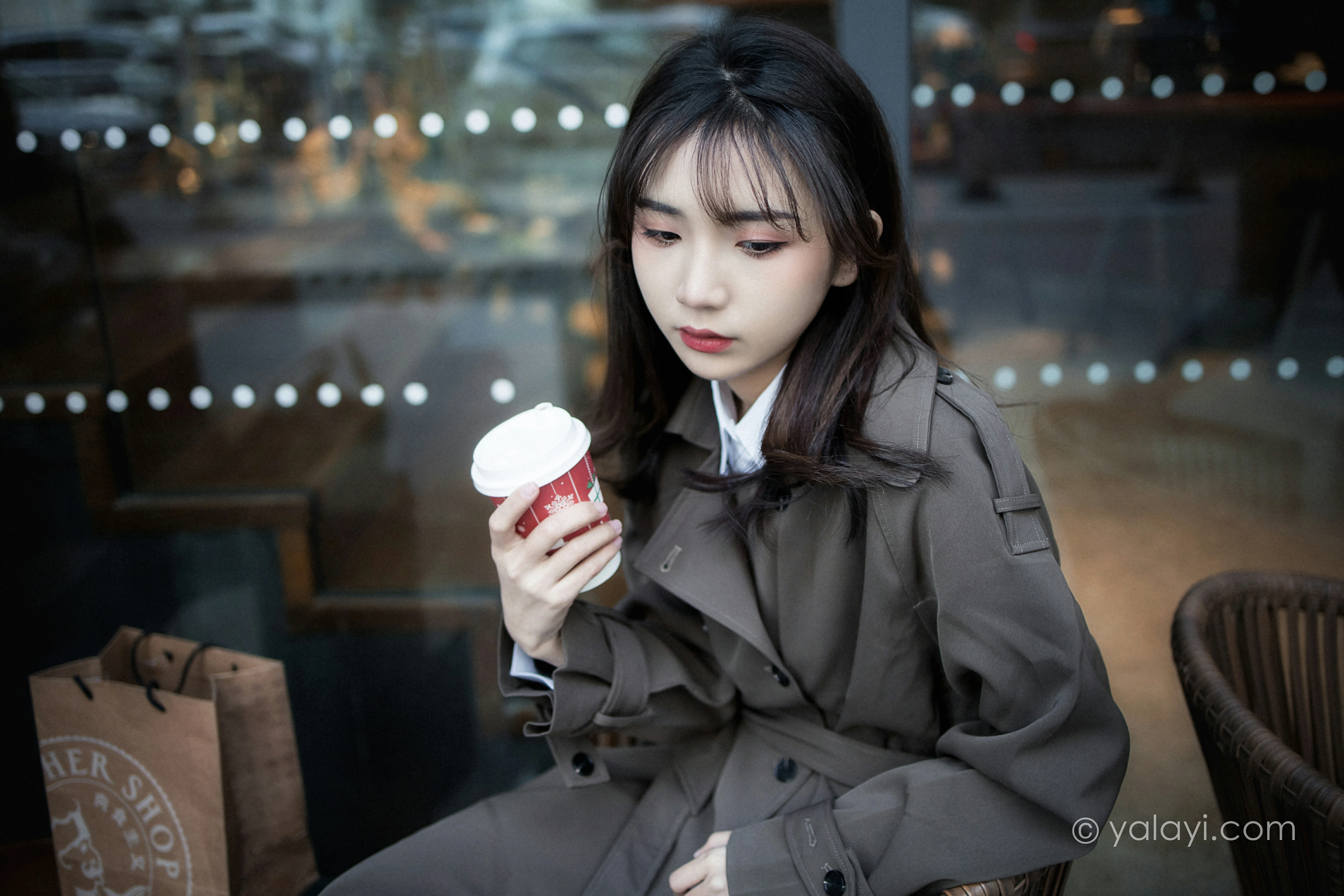 [YALAYI雅拉伊]NO.760 迷失在都市 果果 黑色连身风衣街拍写真集第2张