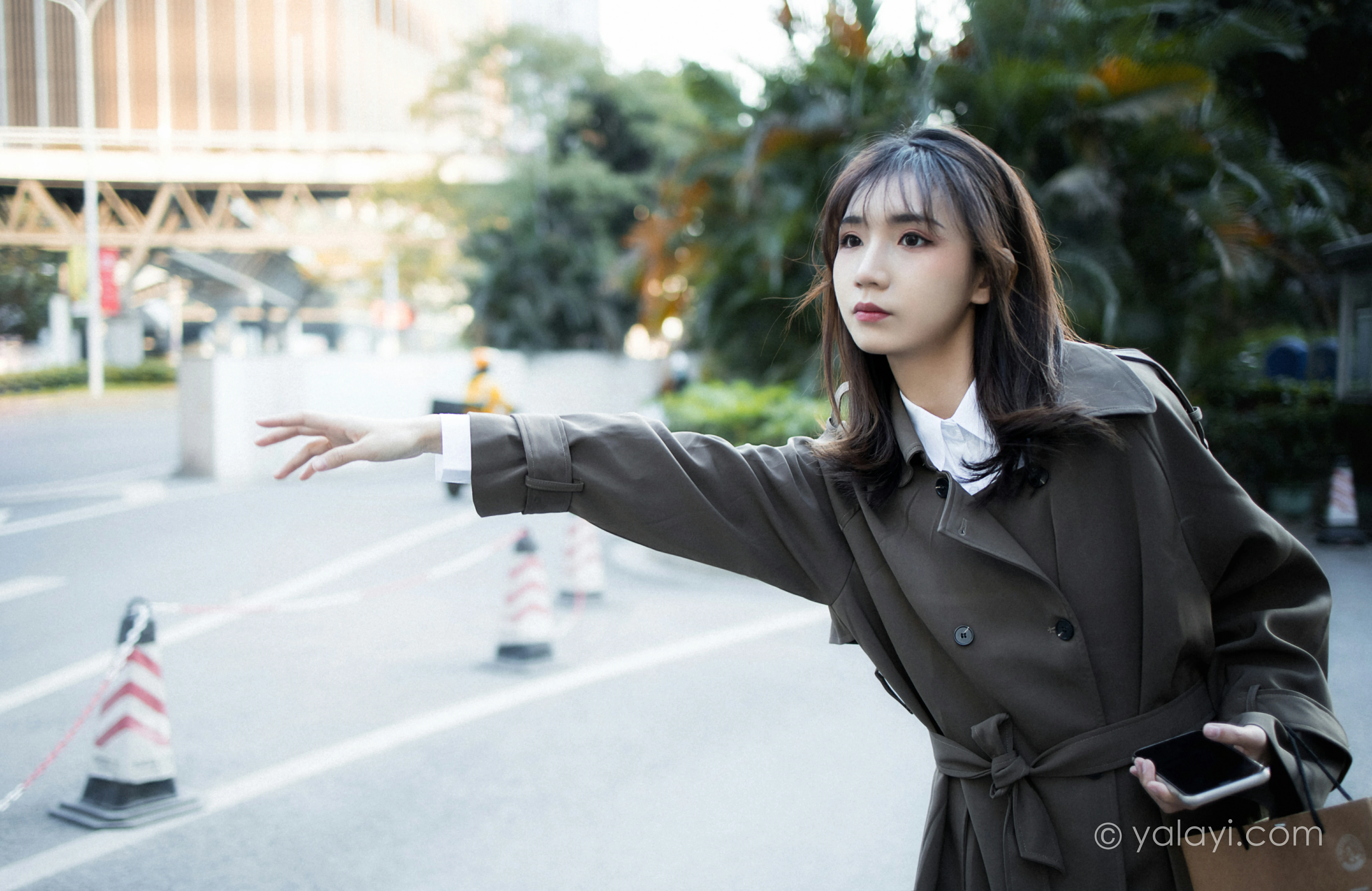 [YALAYI雅拉伊]NO.760 迷失在都市 果果 黑色连身风衣街拍写真集第4张