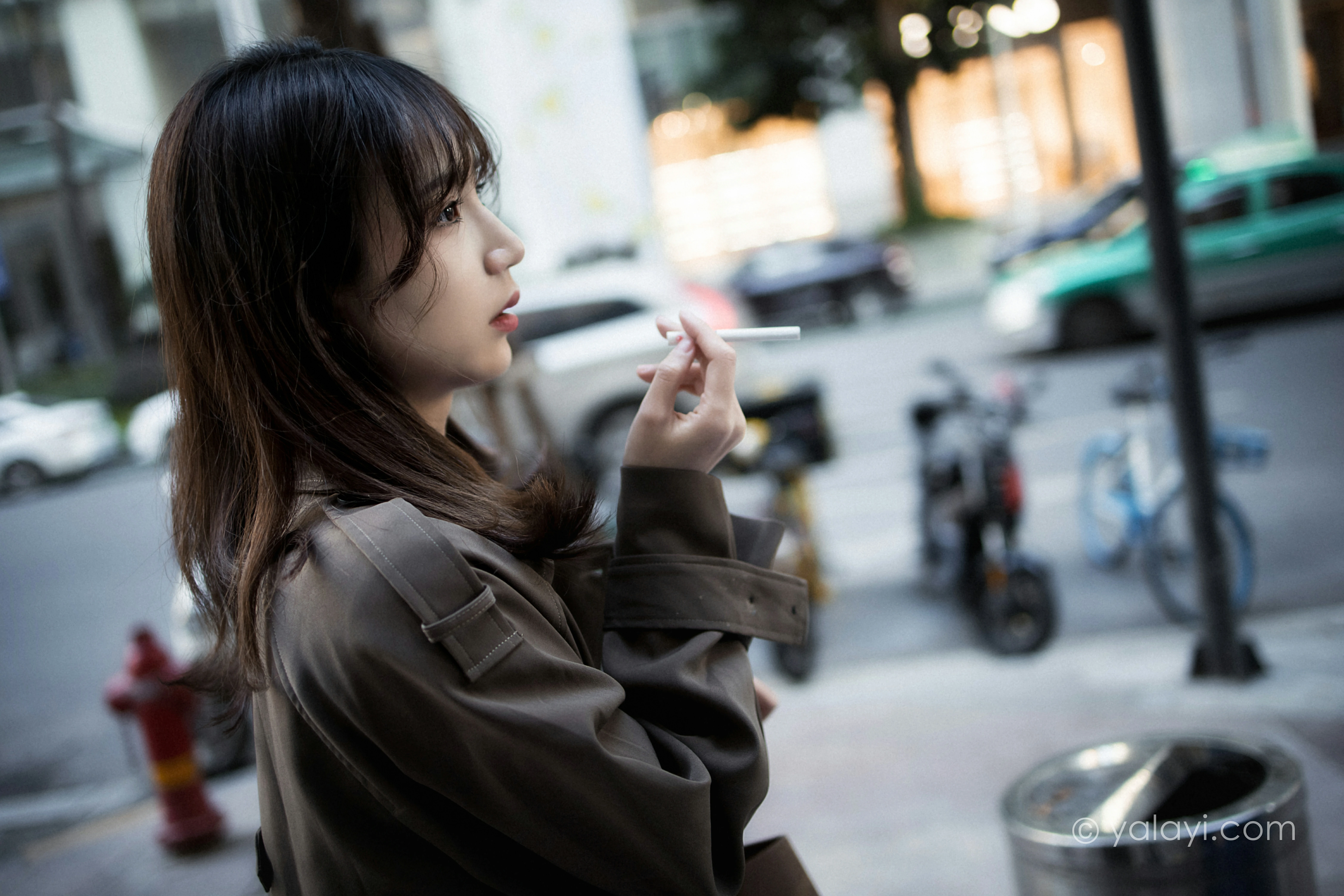 [YALAYI雅拉伊]NO.760 迷失在都市 果果 黑色连身风衣街拍写真集第7张