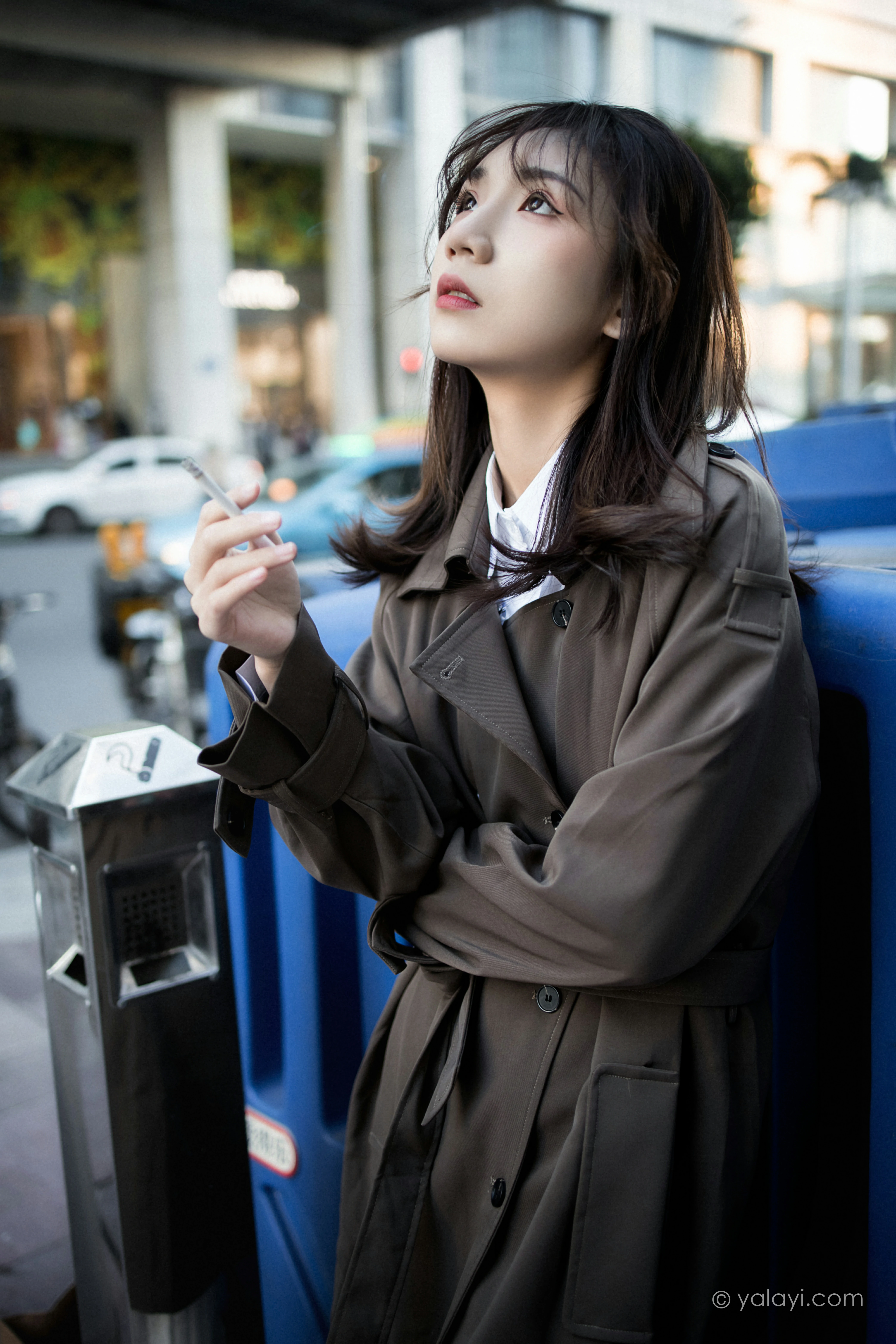 [YALAYI雅拉伊]NO.760 迷失在都市 果果 黑色连身风衣街拍写真集第8张