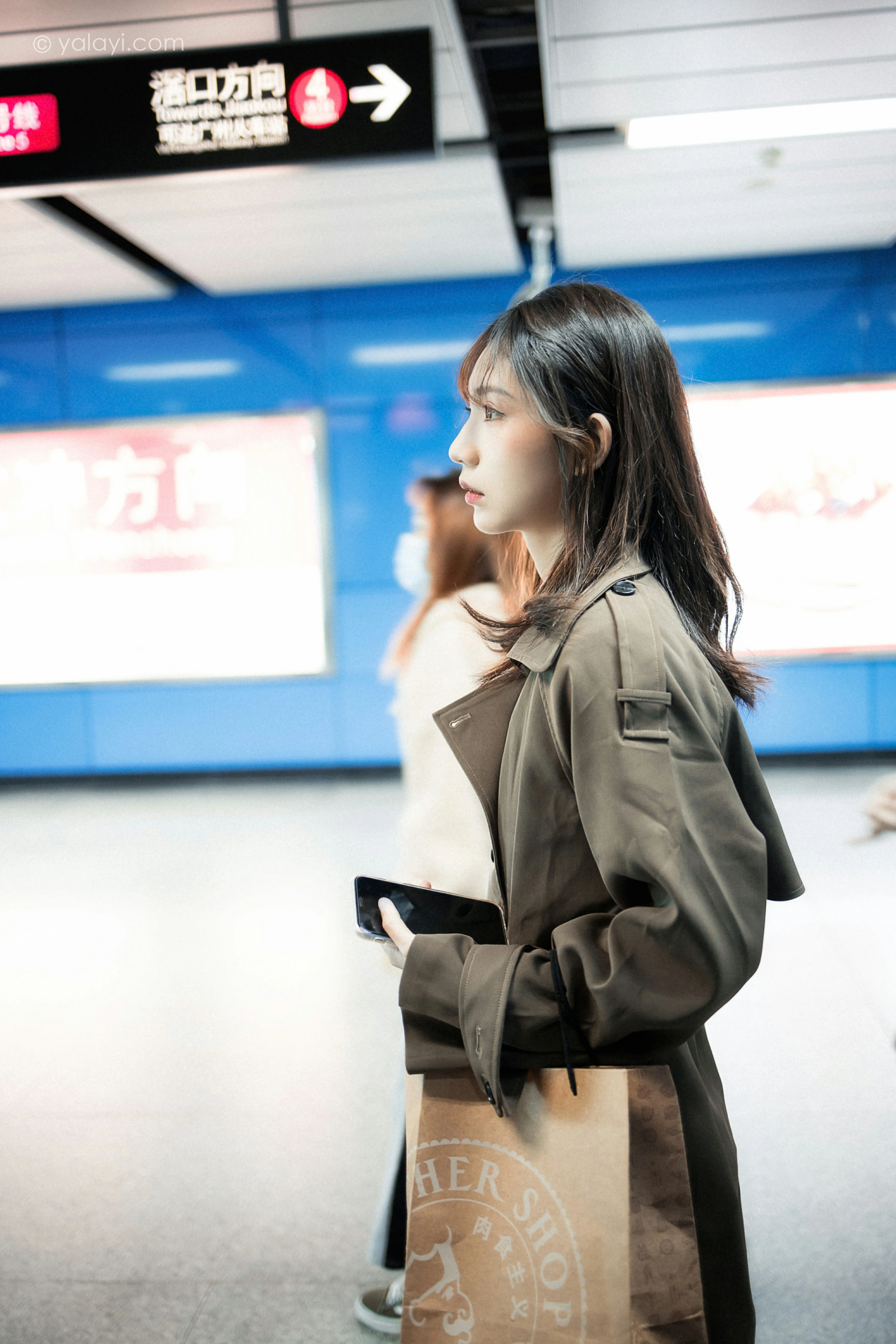 [YALAYI雅拉伊]NO.760 迷失在都市 果果 黑色连身风衣街拍写真集第9张