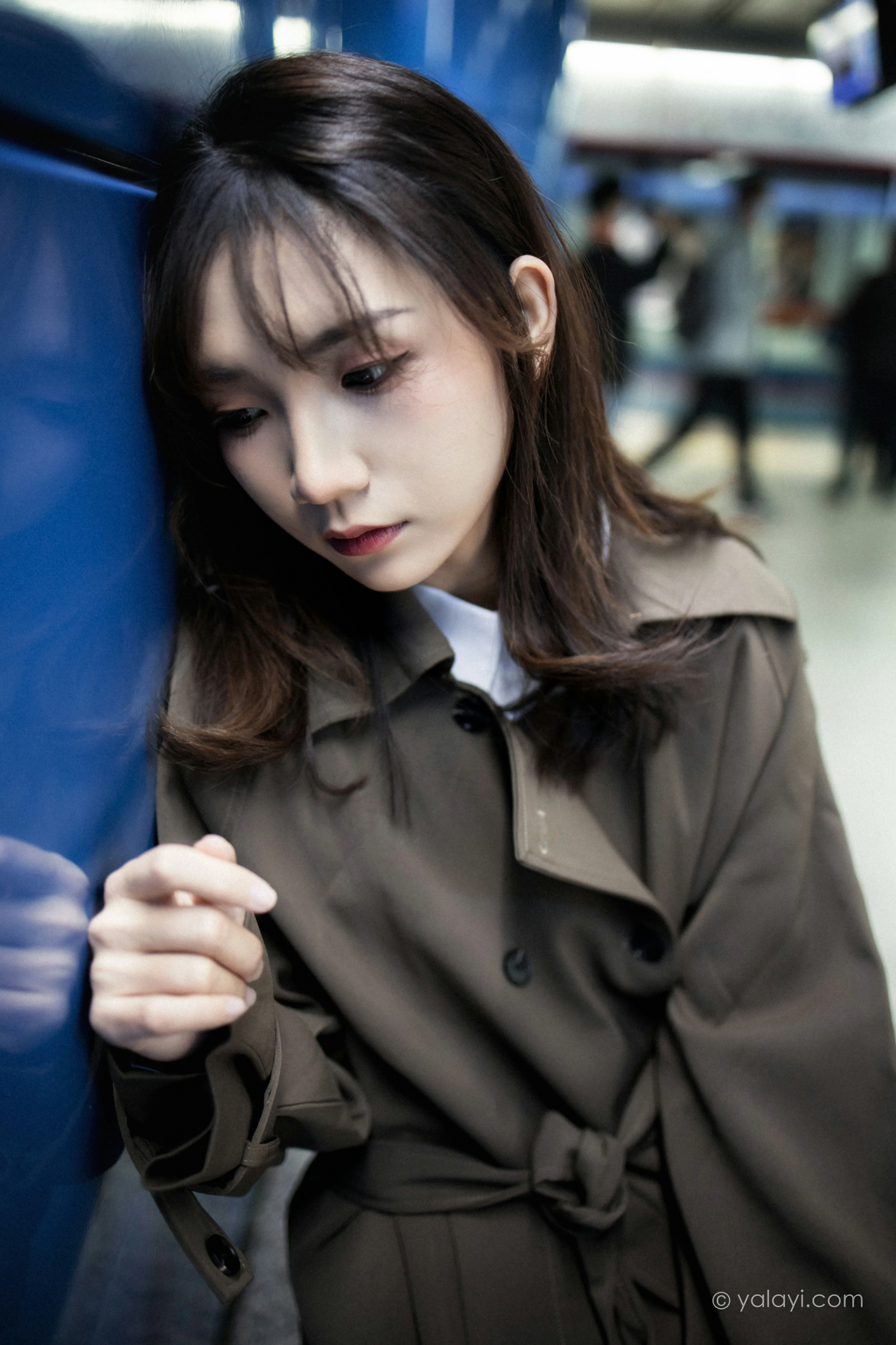 [YALAYI雅拉伊]NO.760 迷失在都市 果果 黑色连身风衣街拍写真集第11张