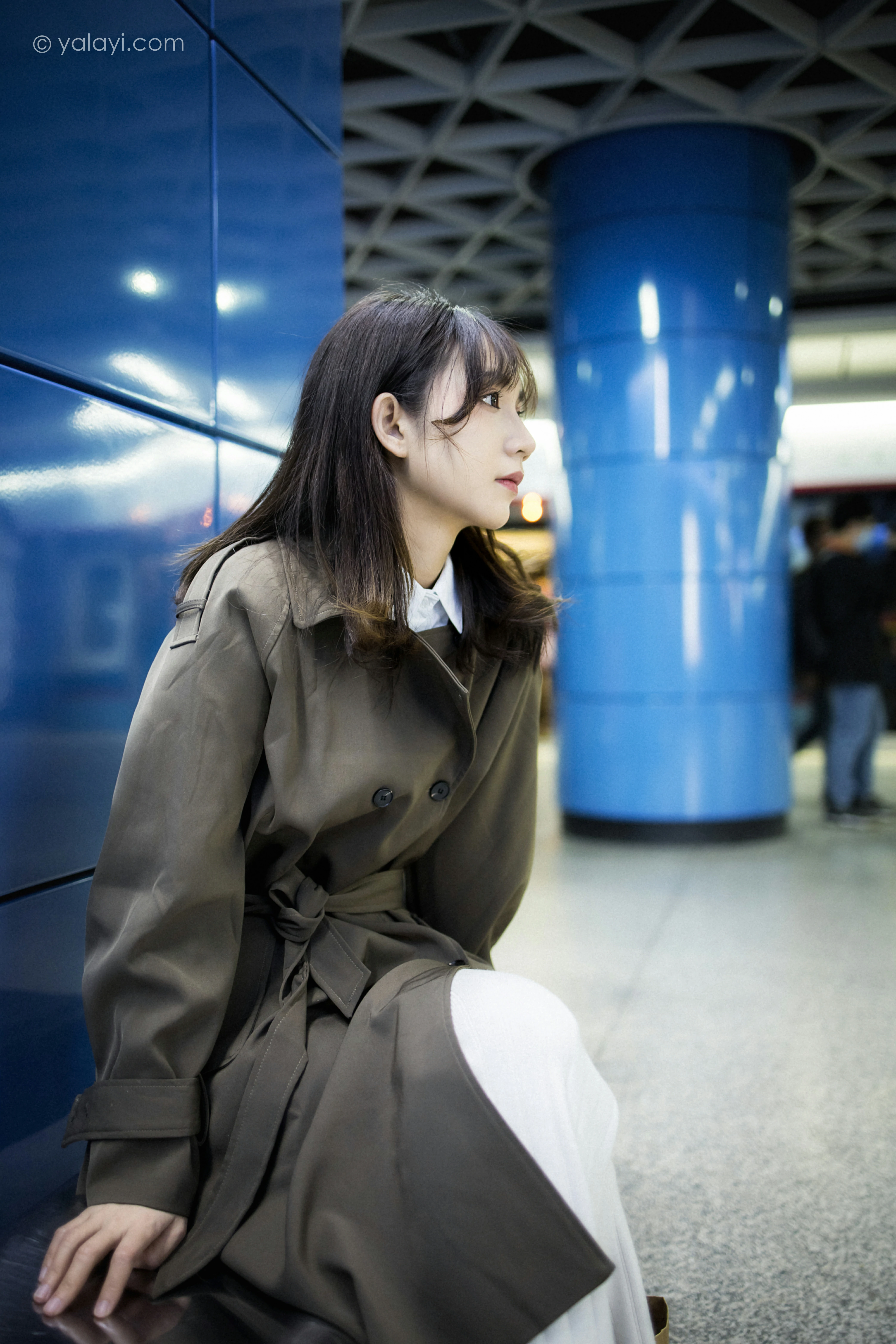 [YALAYI雅拉伊]NO.760 迷失在都市 果果 黑色连身风衣街拍写真集第13张