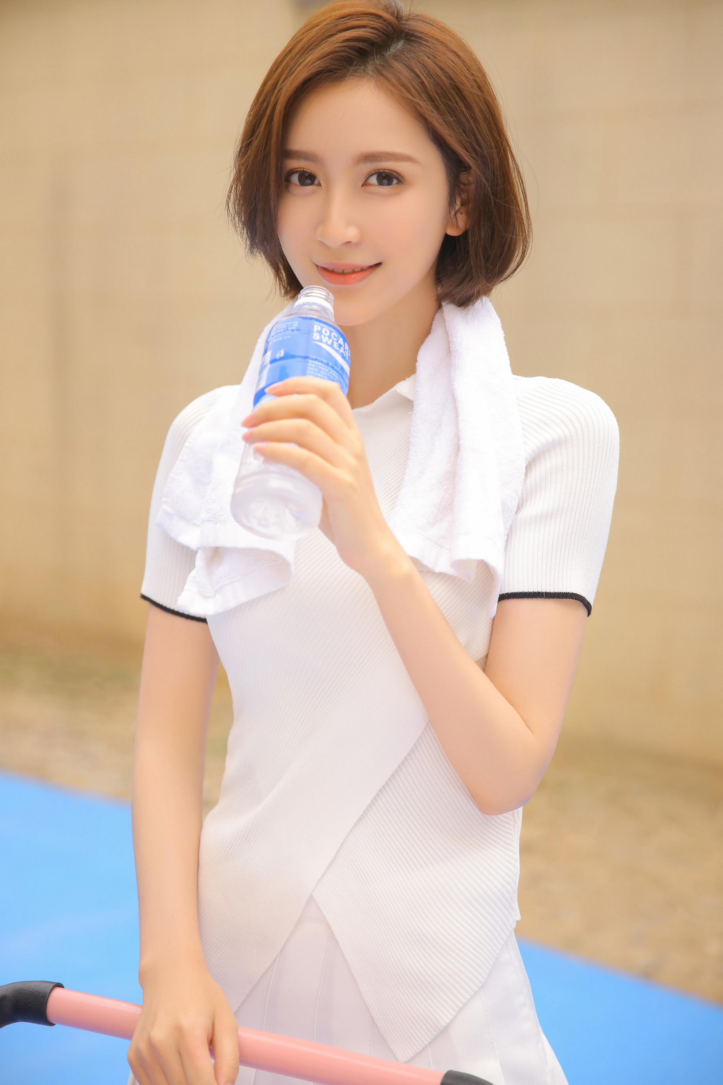 [YALAYI雅拉伊]2022.04.25 活力四射 青春靓女性感小背心加白色镂空短裤私房写真集第2张