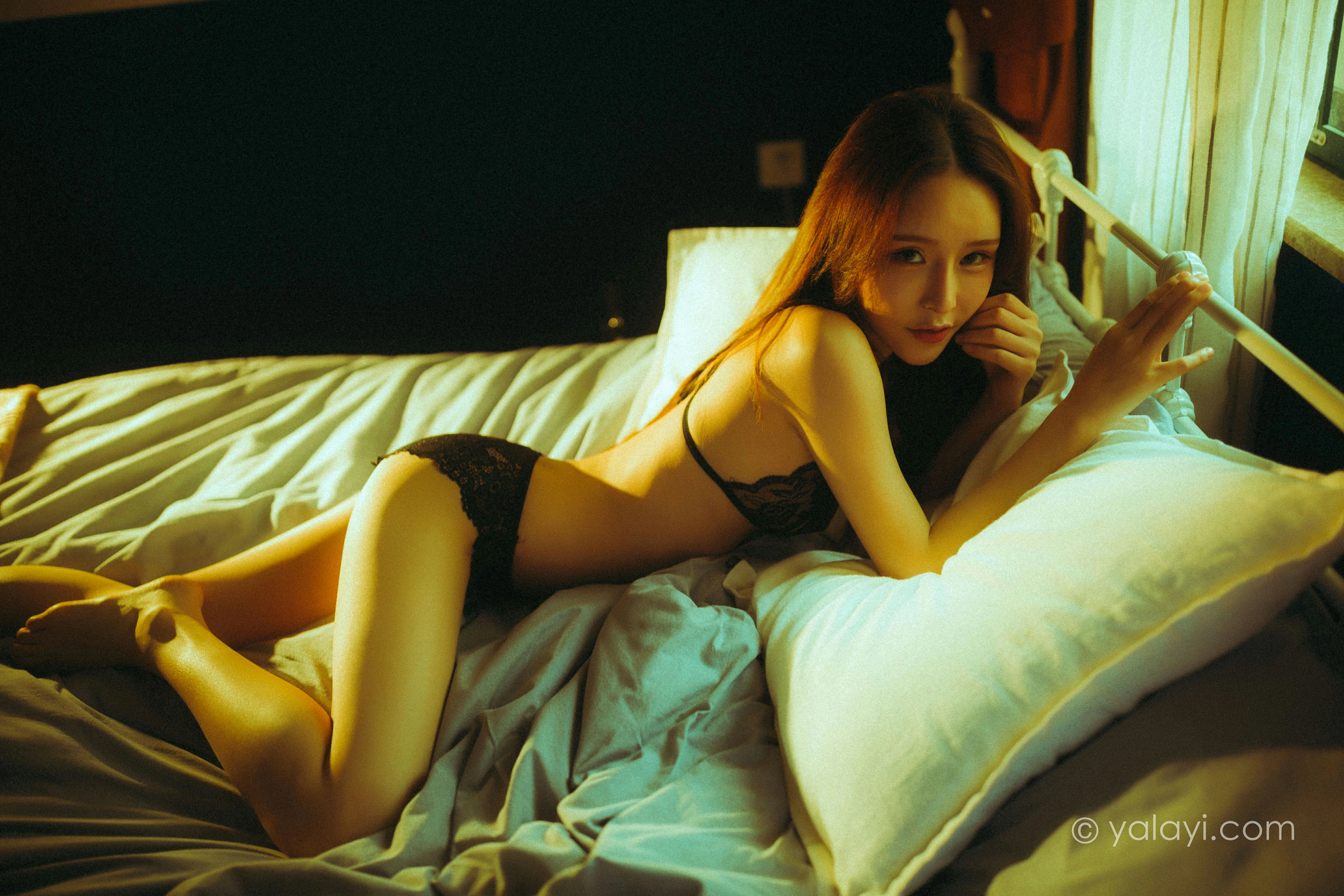[YALAYI雅拉伊]NO.788 寂寞香闺冷 顾纯纯 黑色性感内衣加蕾丝内裤私房写真集第2张