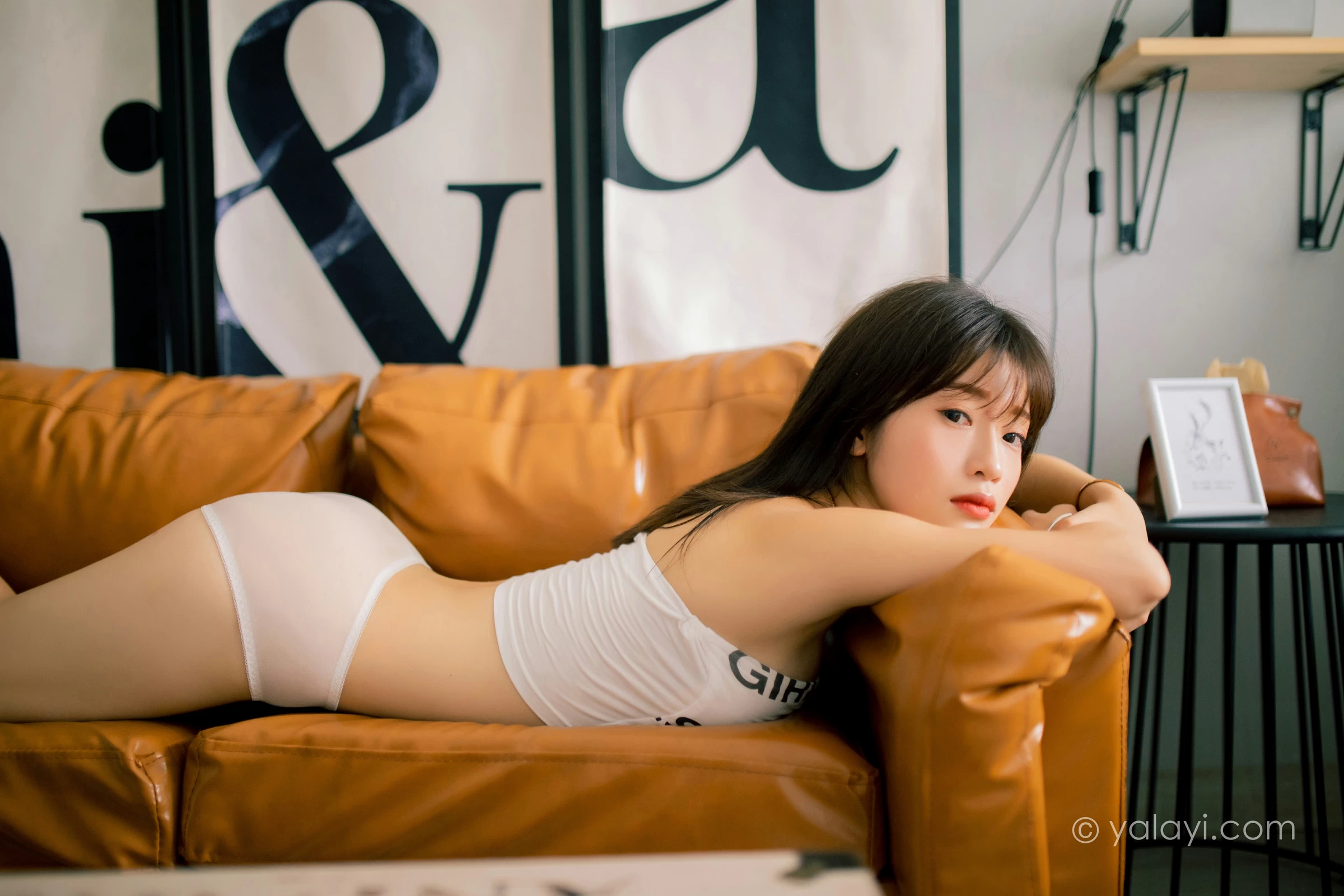 [YALAYI雅拉伊]NO.730 《硬糖少女》 朵朵 白色比基尼泳装性感私房写真集第2张