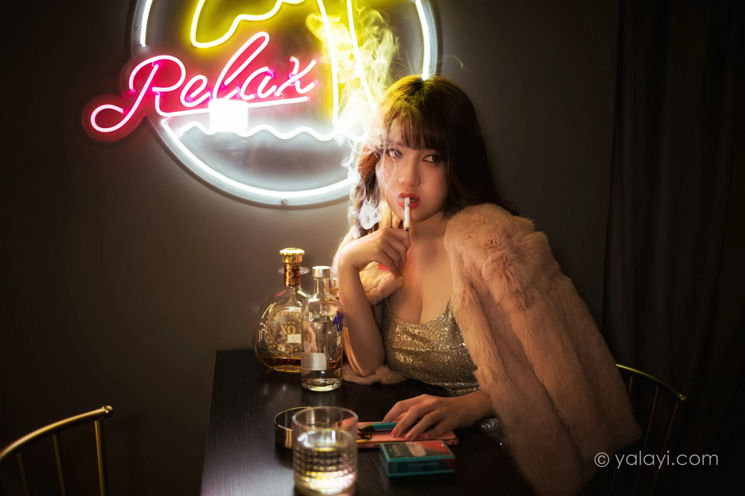 [YALAYI雅拉伊]NO.751 《独自买醉》 虞艺 貂皮大衣加银色吊带连衣裙性感写真集第2张