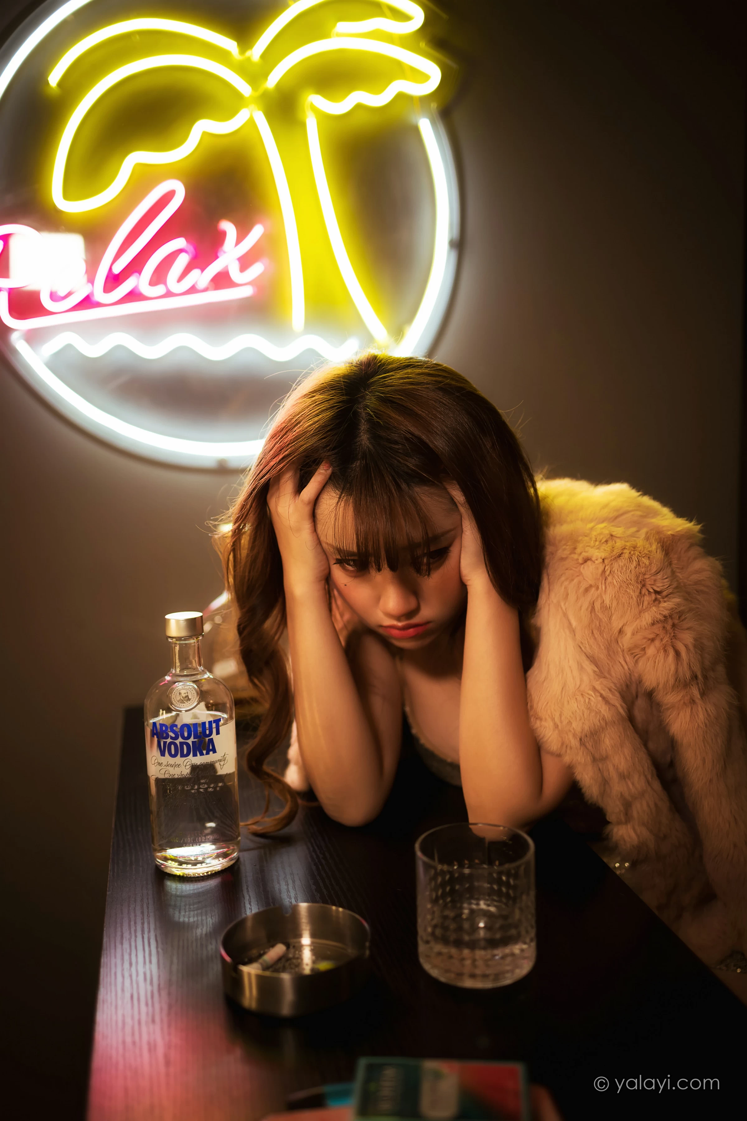 [YALAYI雅拉伊]NO.751 《独自买醉》 虞艺 貂皮大衣加银色吊带连衣裙性感写真集第10张