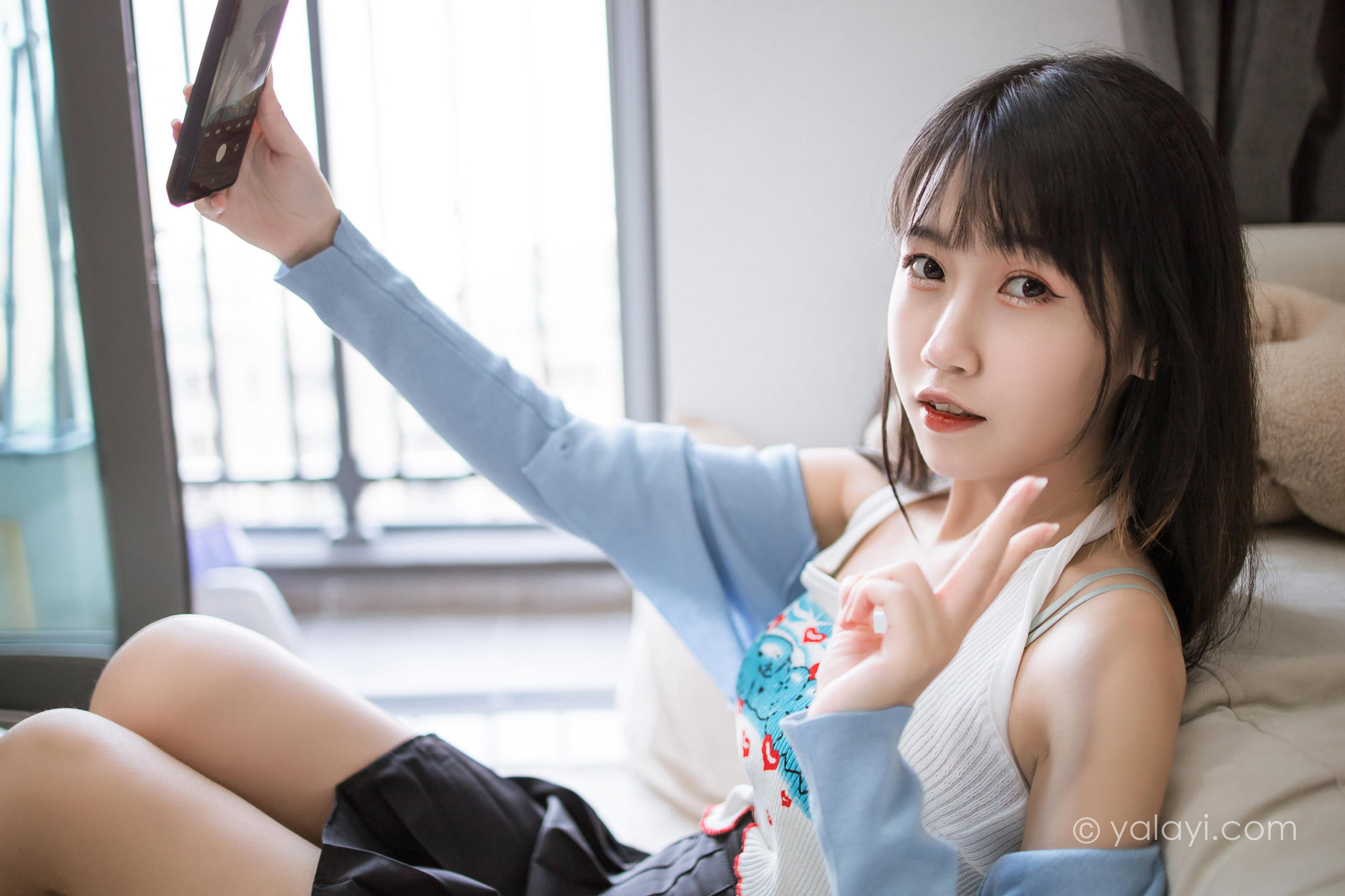 [YALAYI雅拉伊]2022.02.18 回我们家 弈思 白色小背心加黑色短裙性感私房写真集第3张
