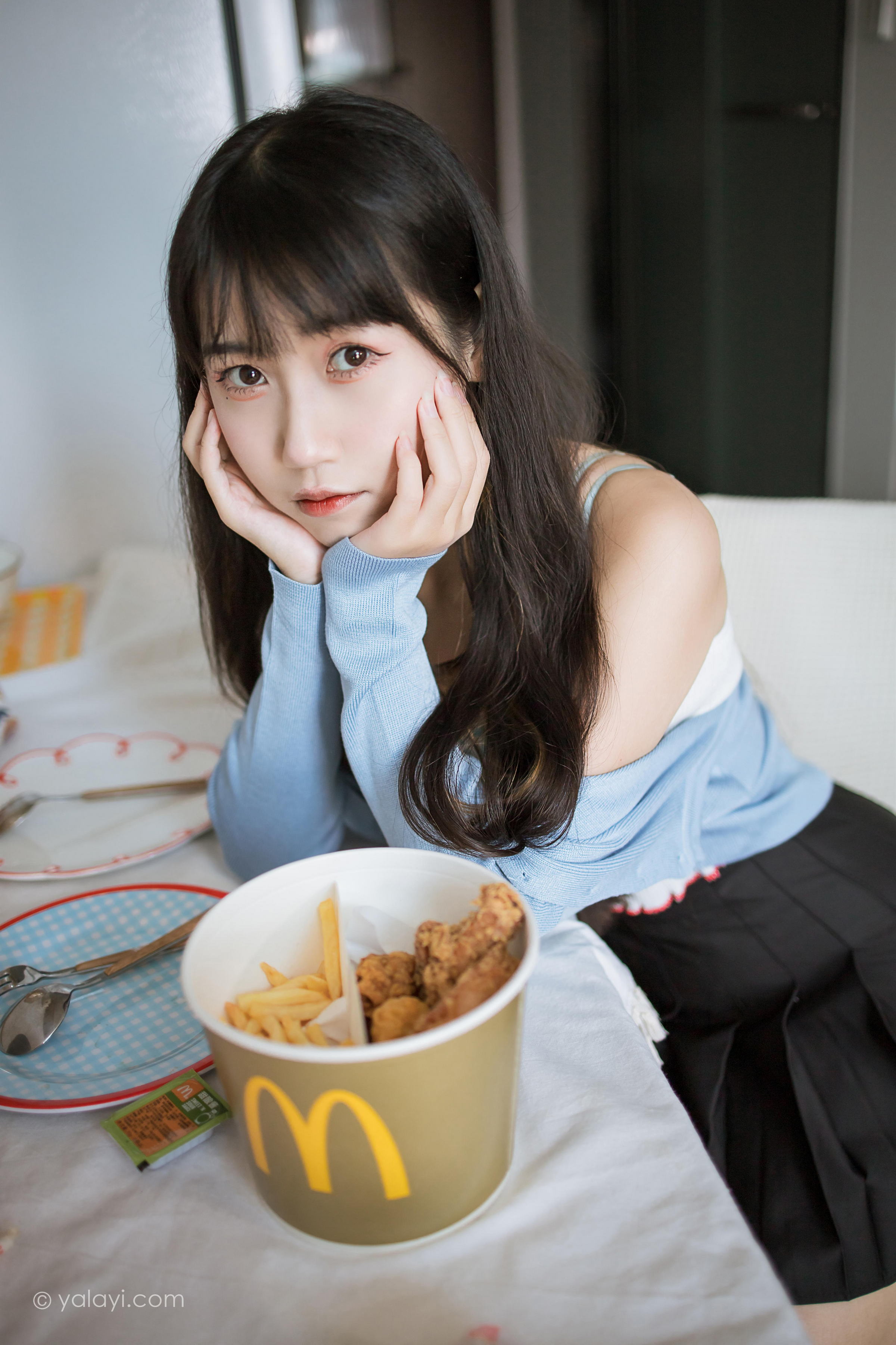 [YALAYI雅拉伊]2022.02.18 回我们家 弈思 白色小背心加黑色短裙性感私房写真集第12张