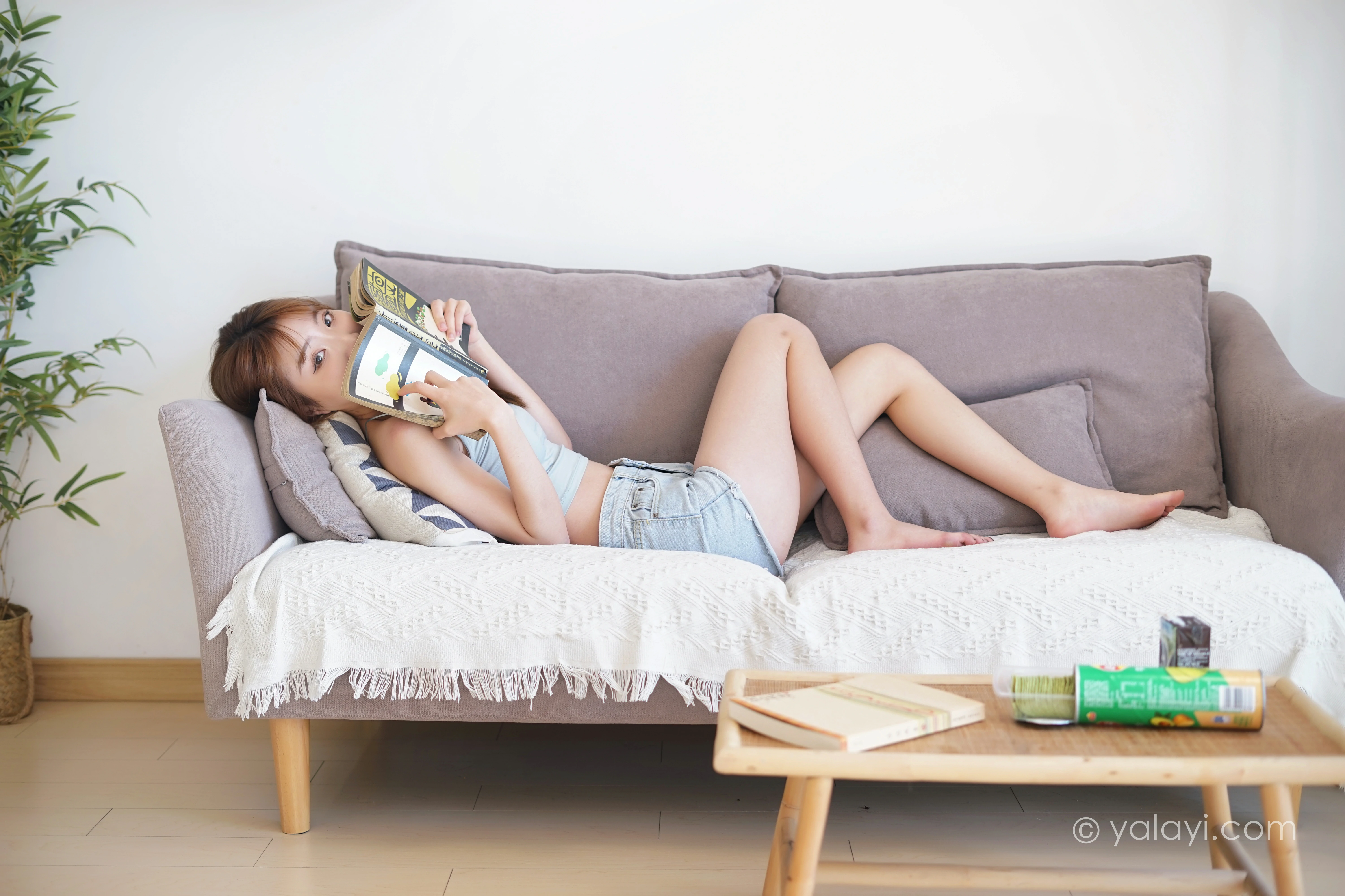 [YALAYI雅拉伊]NO.758 诗和远方 小乔 灰色小背心加牛仔热裤居家私房写真集第10张