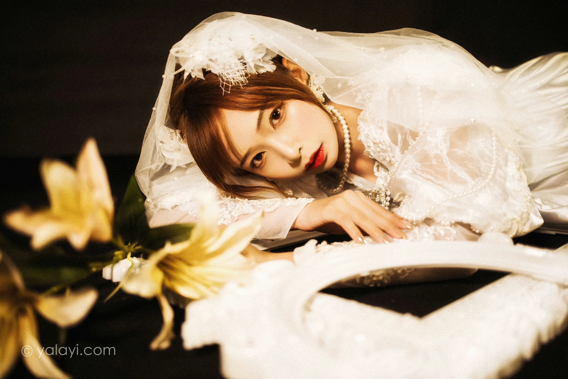 [YALAYI雅拉伊]NO.747 《神明少女》 阿禾 白色和服与蕾丝婚纱性感私房写真集第8张