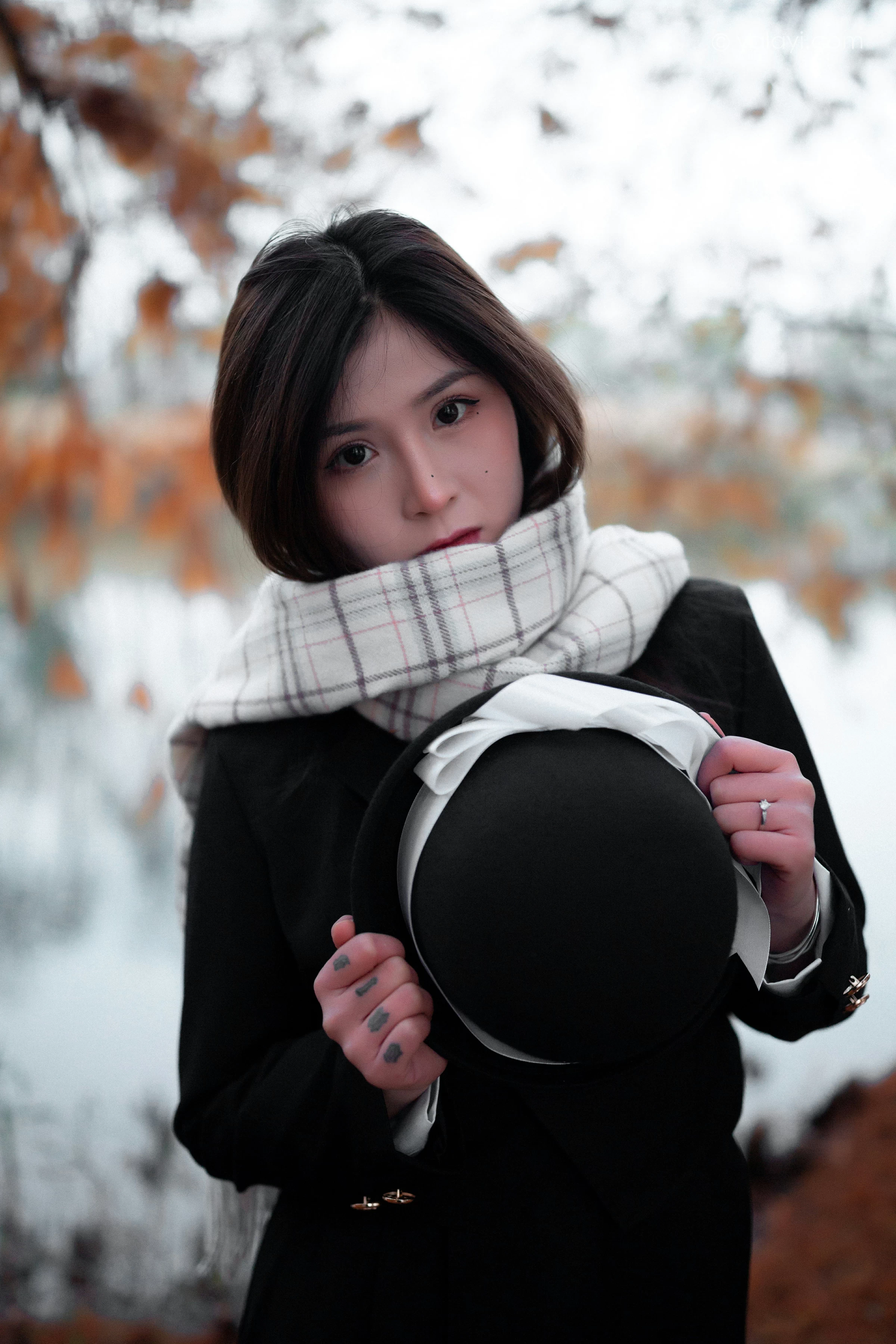 [YALAYI雅拉伊]NO.748 《冬恋》 梦涵 黑色JK制服与短裙加黑丝美腿清纯写真集第15张