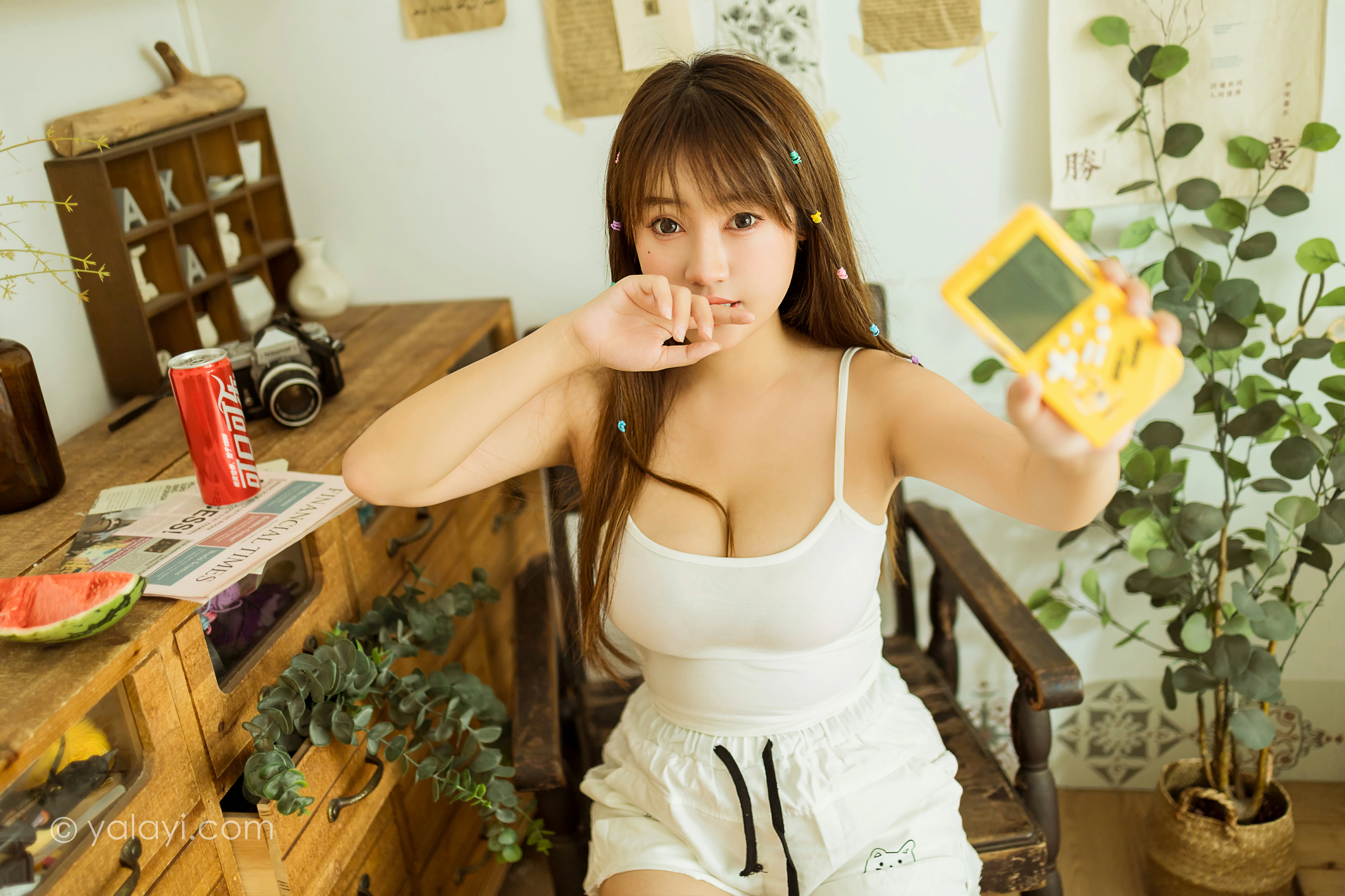 [YALAYI雅拉伊]NO.798 夏日甜心 虞艺 白色性感小背心加白色短裤私房写真集第8张