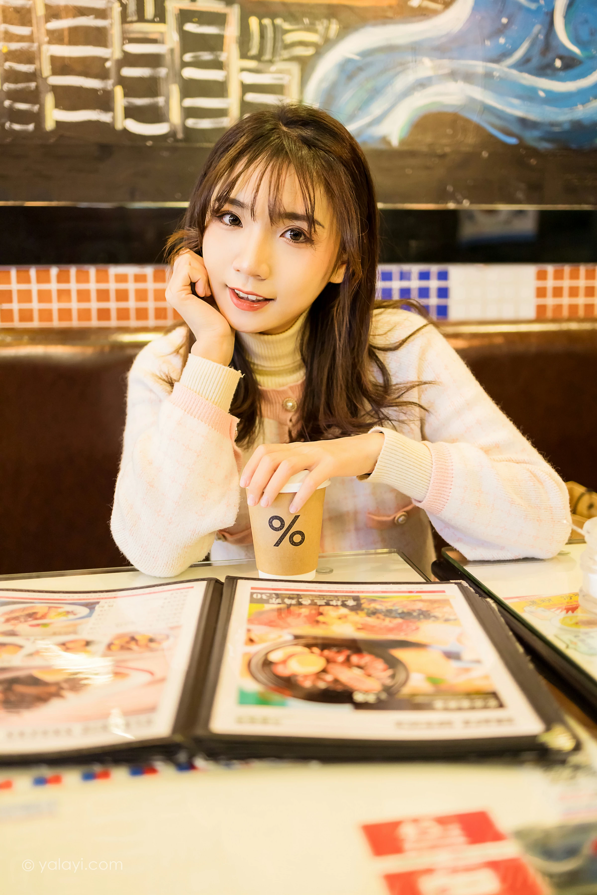 [YALAYI雅拉伊]NO.750 《甜蜜约会》 果果 粉色外套加白色长裙街拍写真第3张