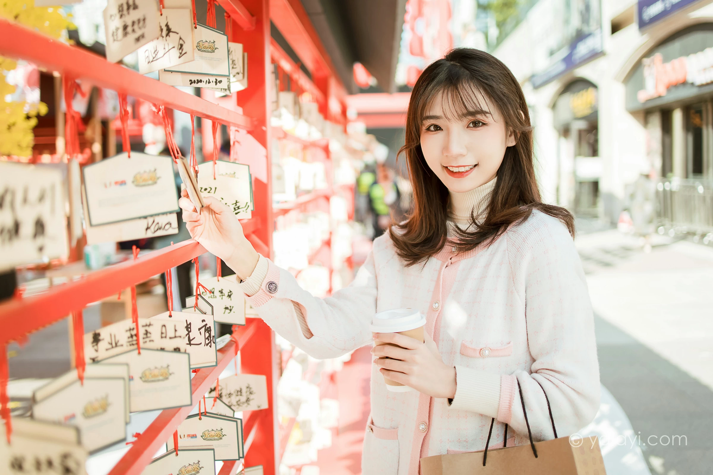 [YALAYI雅拉伊]NO.750 《甜蜜约会》 果果 粉色外套加白色长裙街拍写真第5张