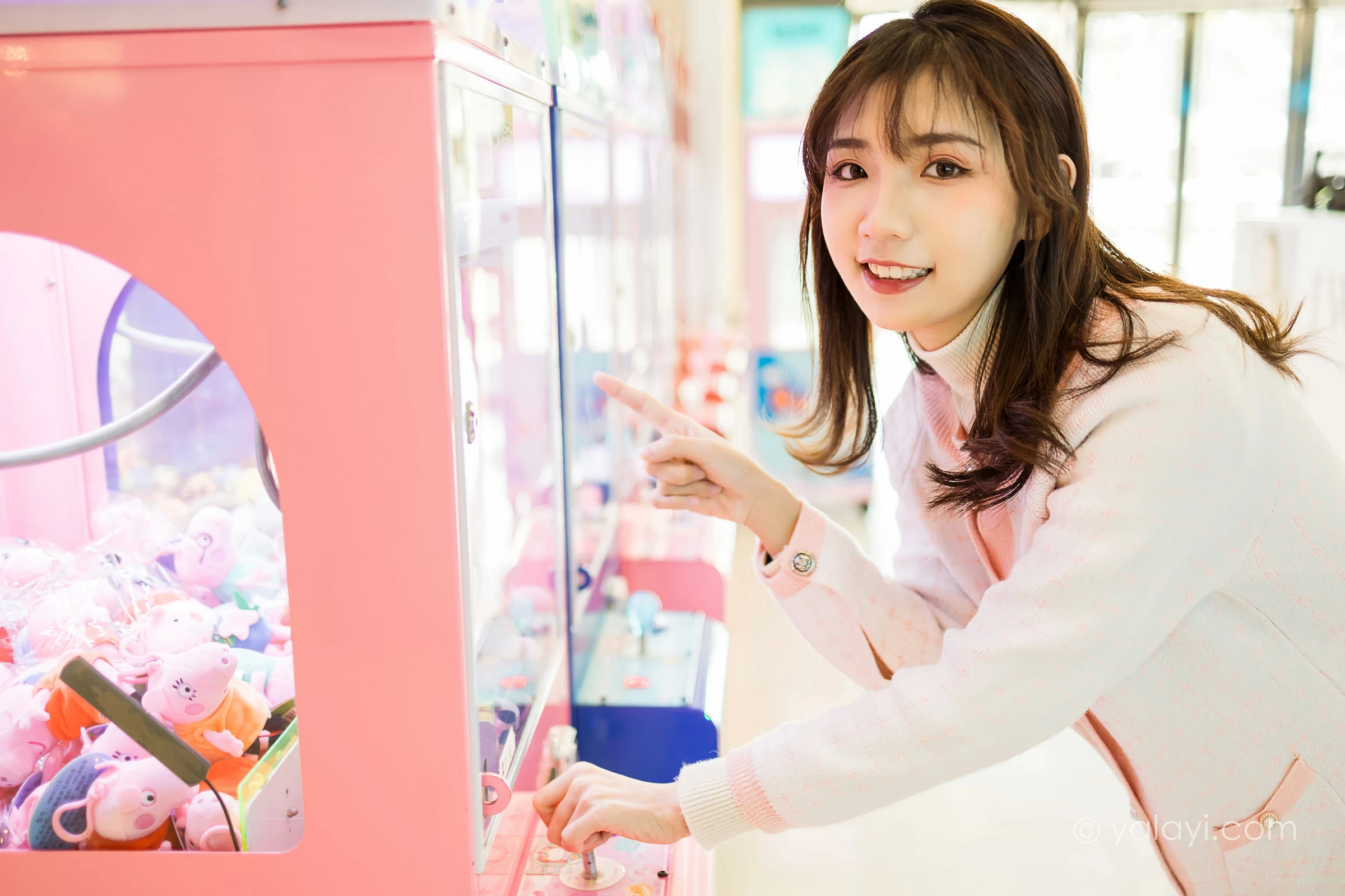 [YALAYI雅拉伊]NO.750 《甜蜜约会》 果果 粉色外套加白色长裙街拍写真第14张