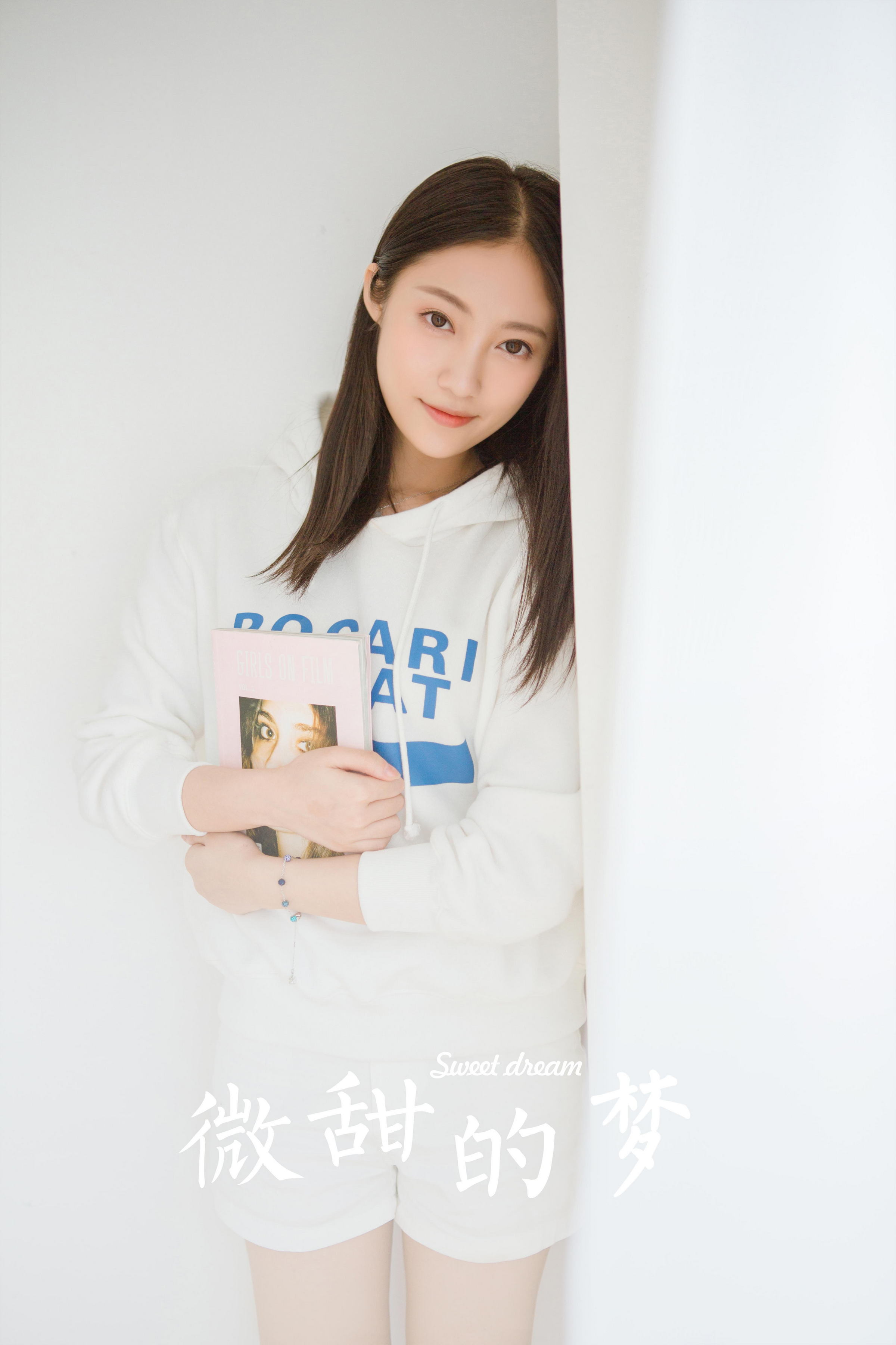 [YALAYI雅拉伊]2022.10.14 微甜的梦 阳光少女 白色卫衣加白色短裤清纯写真集第10张