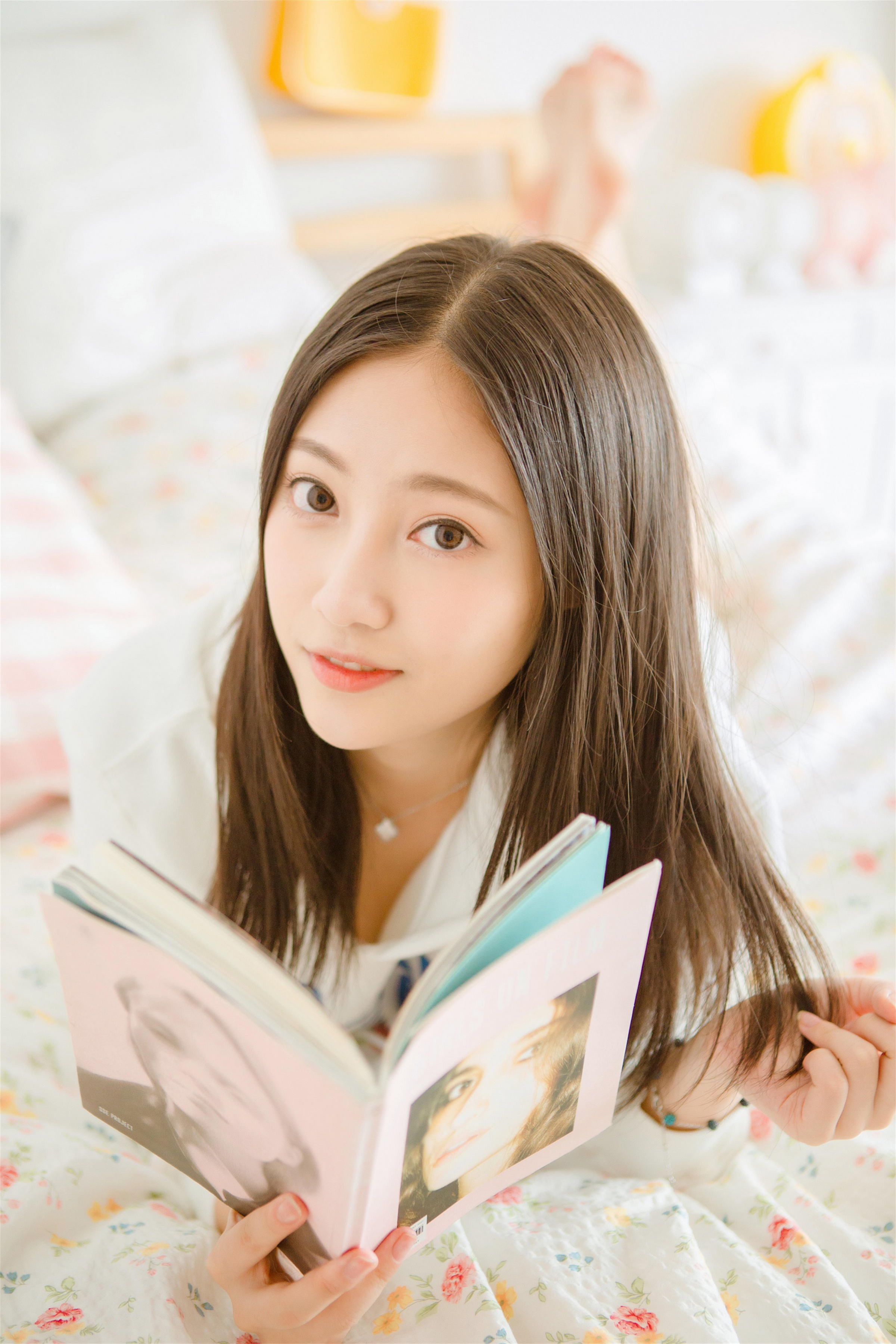 [YALAYI雅拉伊]2022.10.14 微甜的梦 阳光少女 白色卫衣加白色短裤清纯写真集第2张