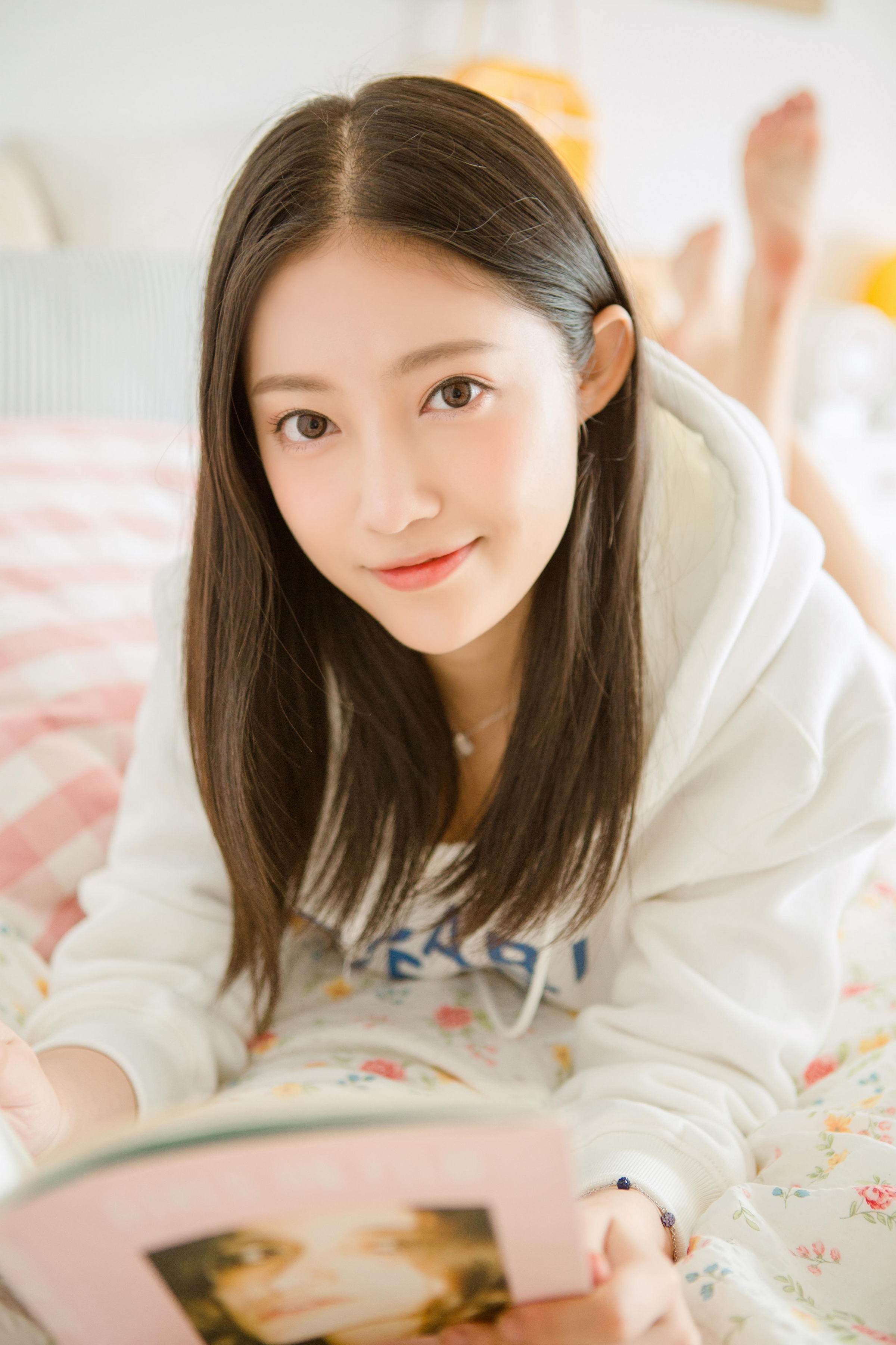 [YALAYI雅拉伊]2022.10.14 微甜的梦 阳光少女 白色卫衣加白色短裤清纯写真集第2张