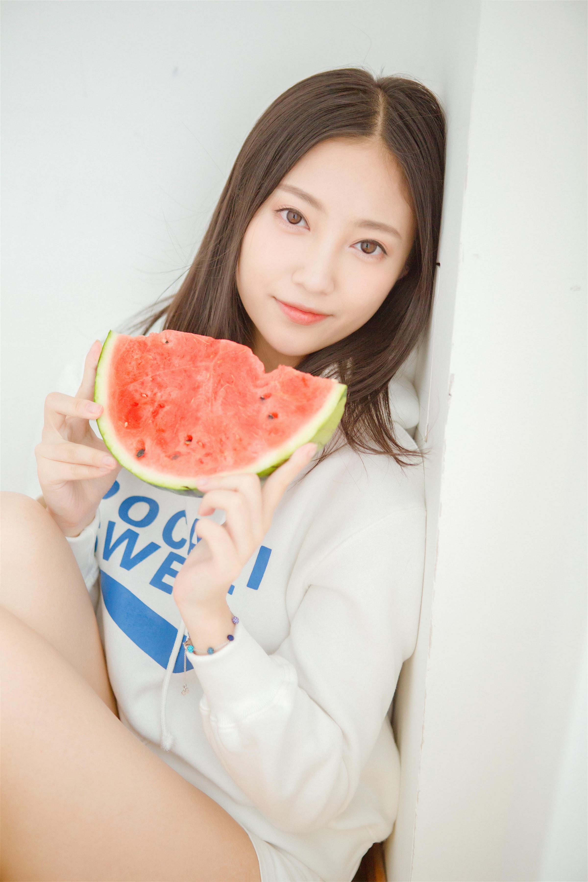 [YALAYI雅拉伊]2022.10.14 微甜的梦 阳光少女 白色卫衣加白色短裤清纯写真集第5张