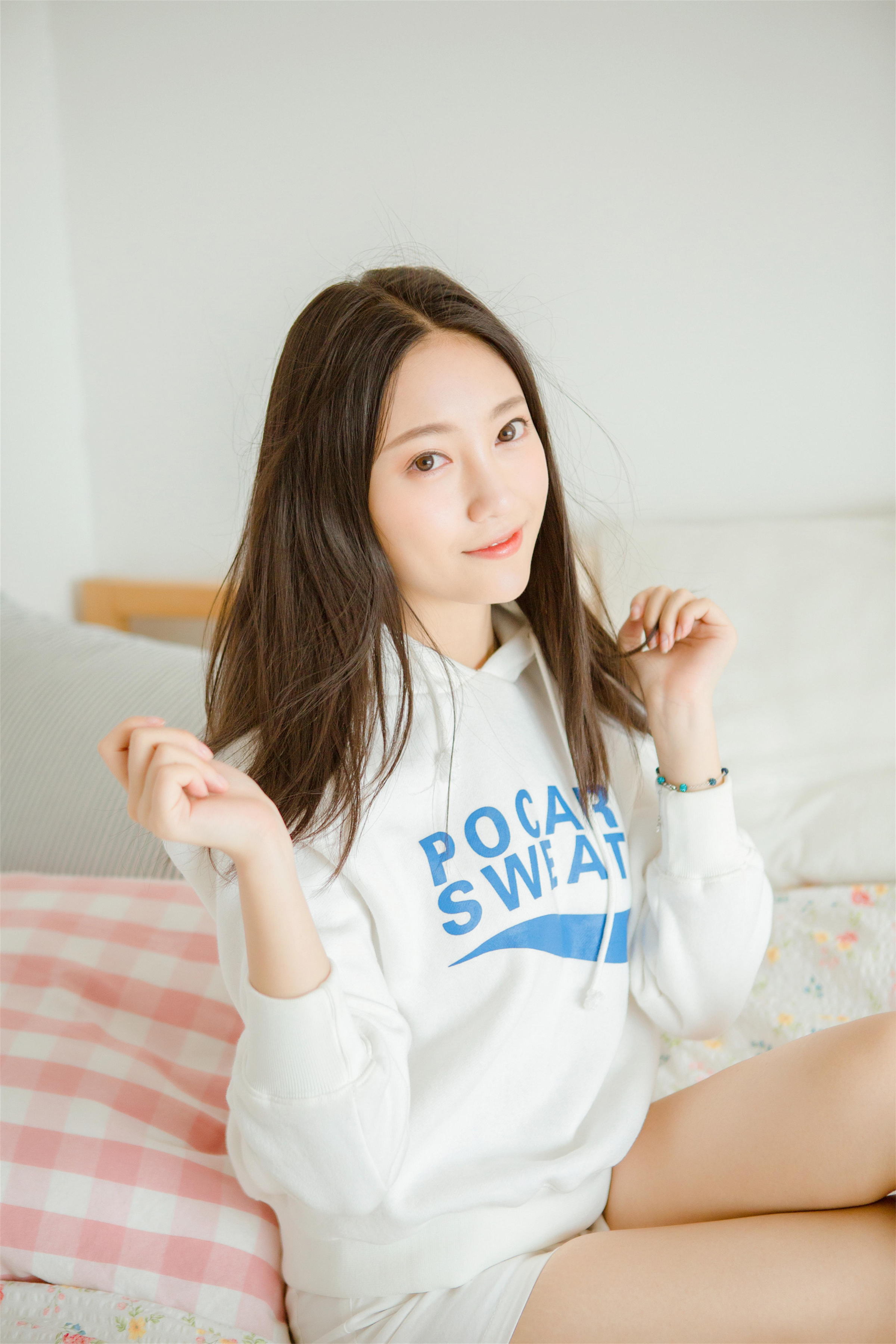 [YALAYI雅拉伊]2022.10.14 微甜的梦 阳光少女 白色卫衣加白色短裤清纯写真集第3张