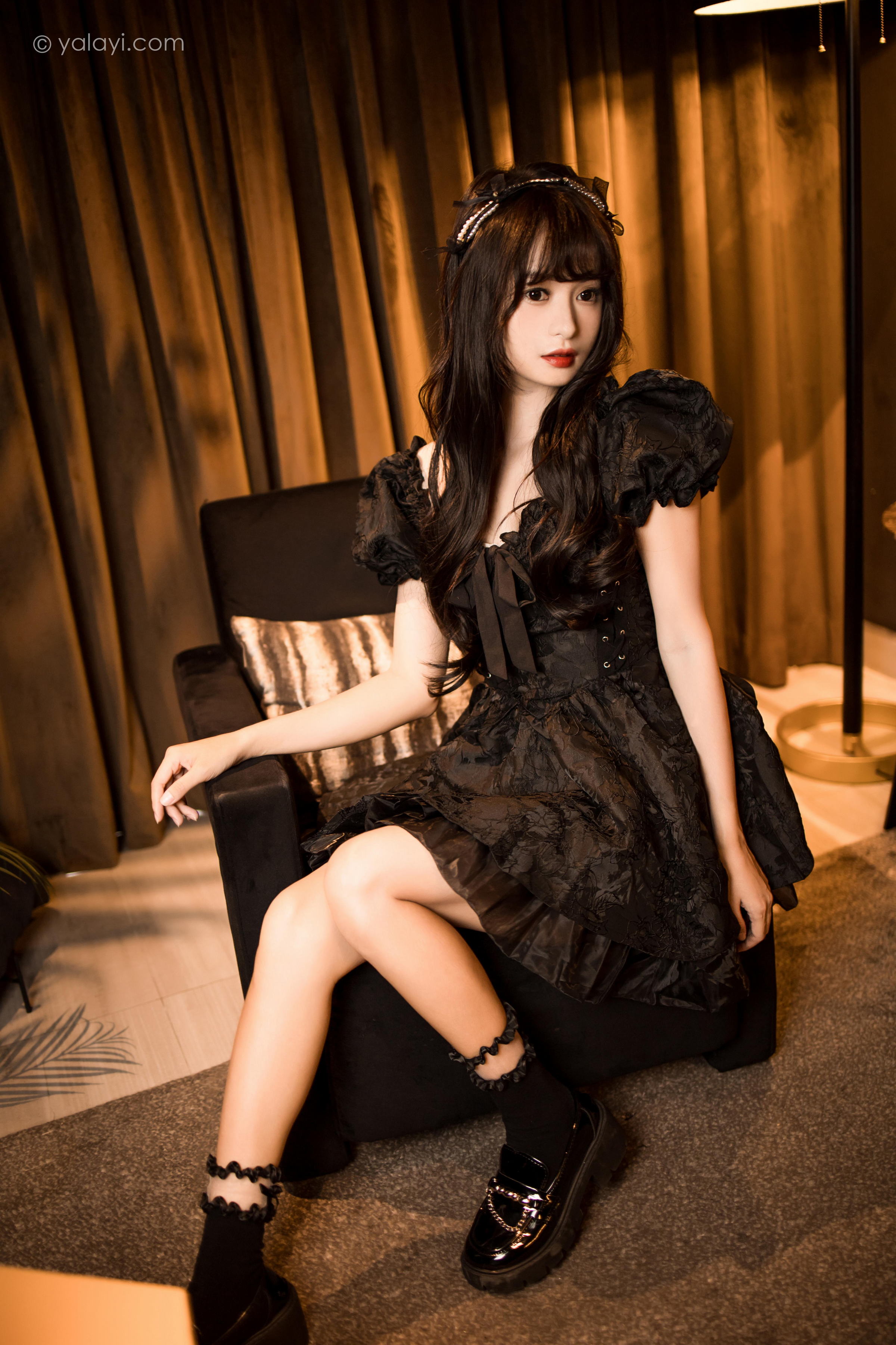 [YALAYI雅拉伊]2022.10.17 手办女友 小亭 黑色蕾丝连衣裙加黑色丝袜美腿清纯写真集第12张