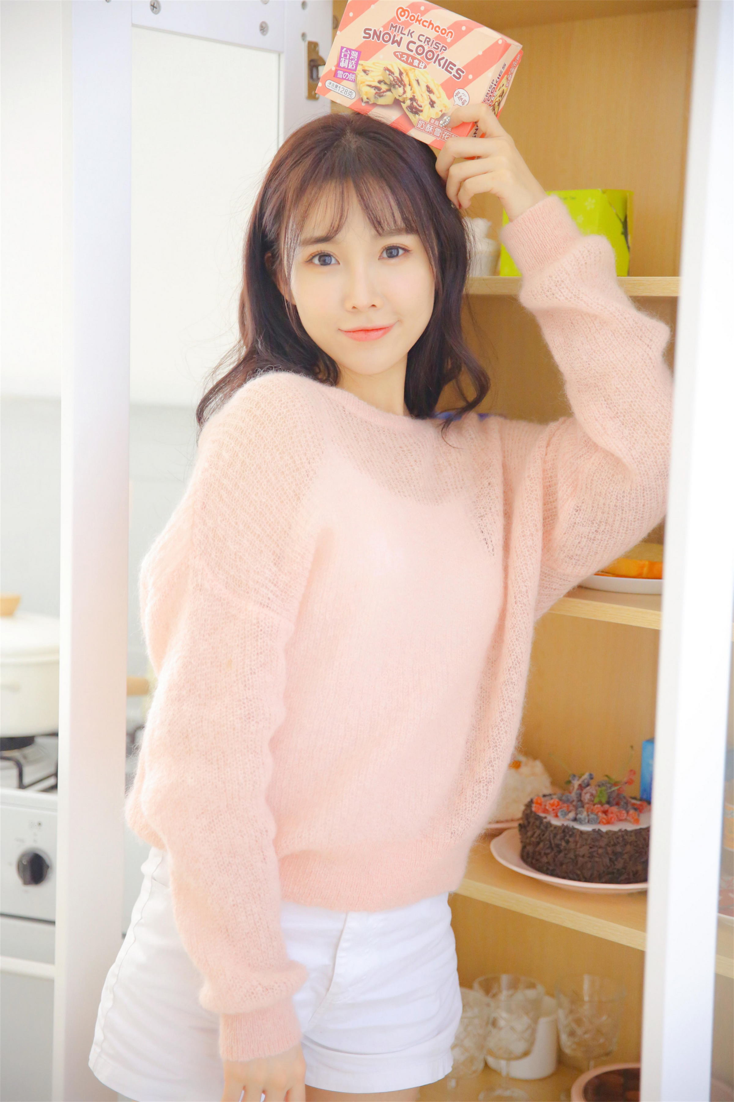 [YALAYI雅拉伊]2022.10.24 恋爱的味道 清纯少女 粉色镂空毛衣加白色短裤写真集第6张