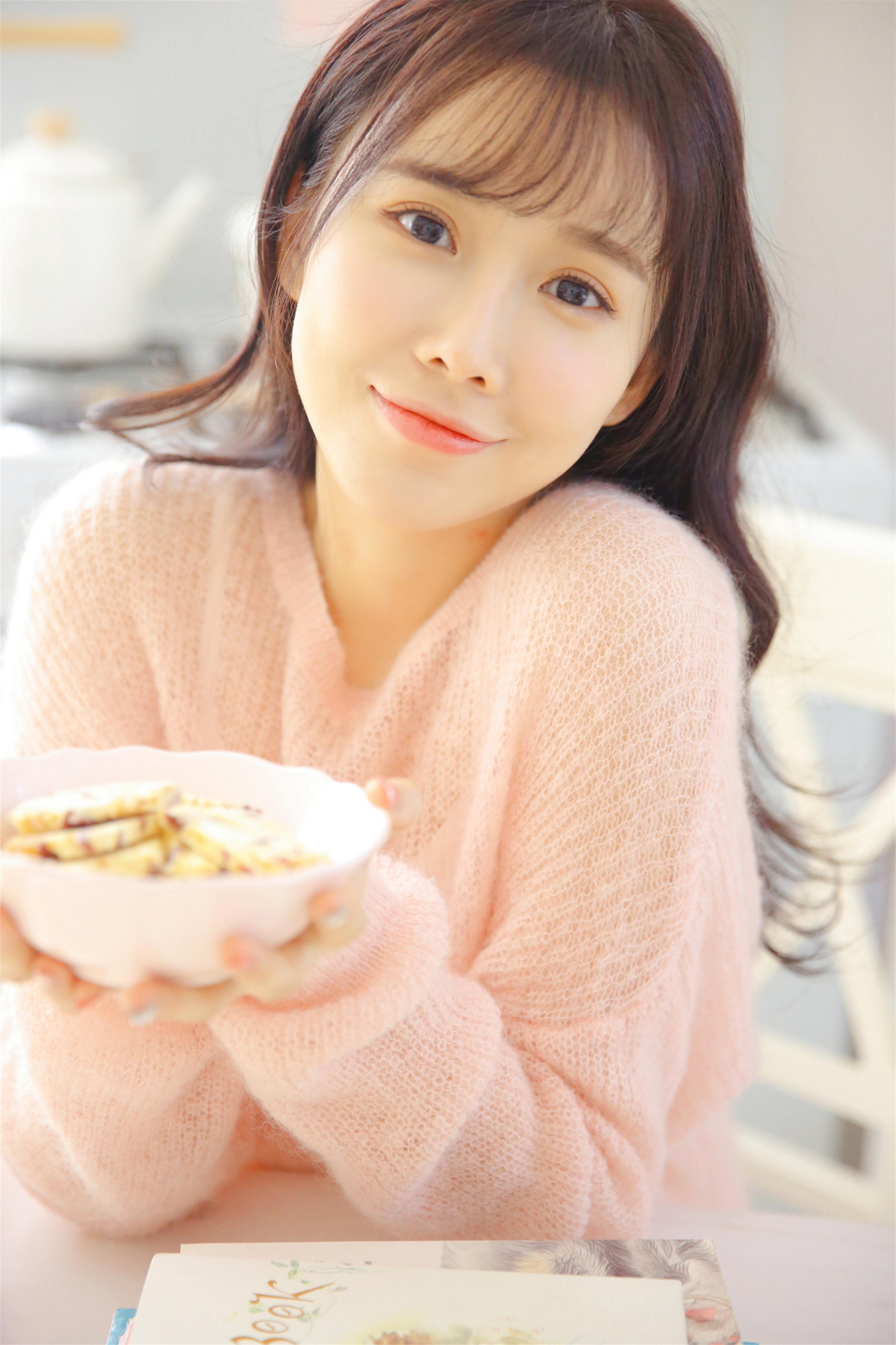 [YALAYI雅拉伊]2022.10.24 恋爱的味道 清纯少女 粉色镂空毛衣加白色短裤写真集第4张