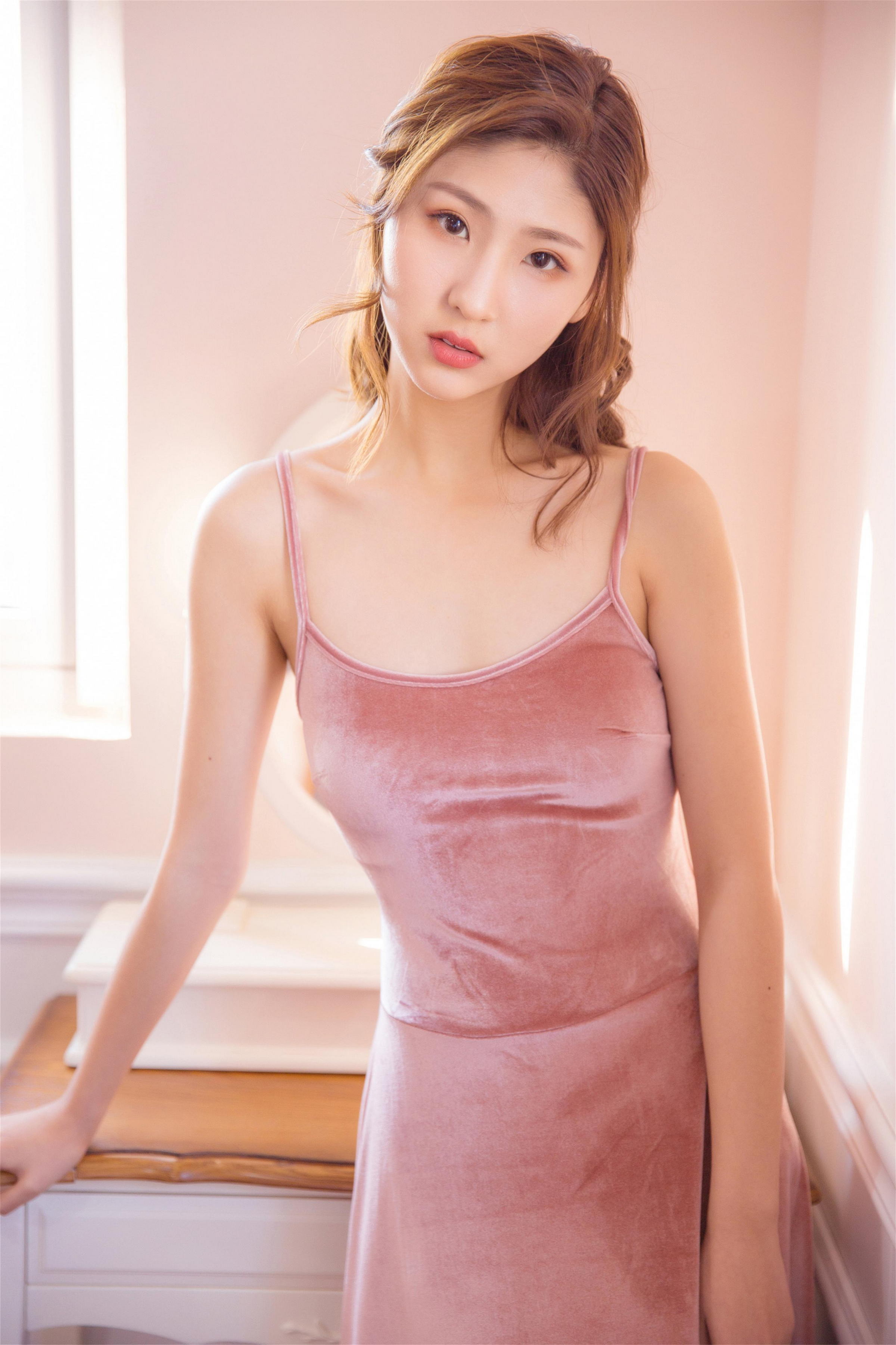 [YALAYI雅拉伊]2022.11.01 婀娜的舞者 清纯熟女少妇 粉色吊带裸背舞蹈裙性感写真集第2张