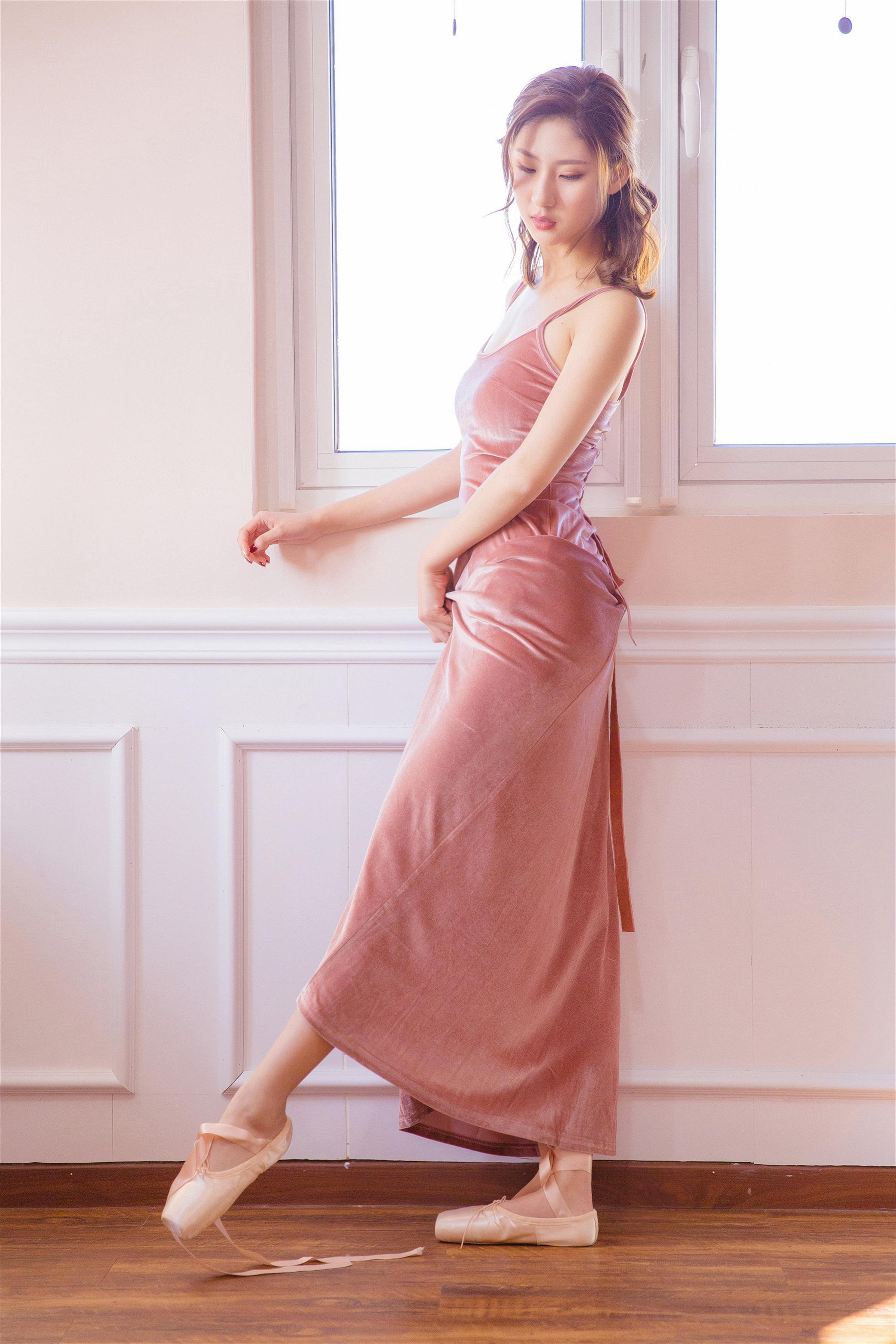 [YALAYI雅拉伊]2022.11.01 婀娜的舞者 清纯熟女少妇 粉色吊带裸背舞蹈裙性感写真集第11张