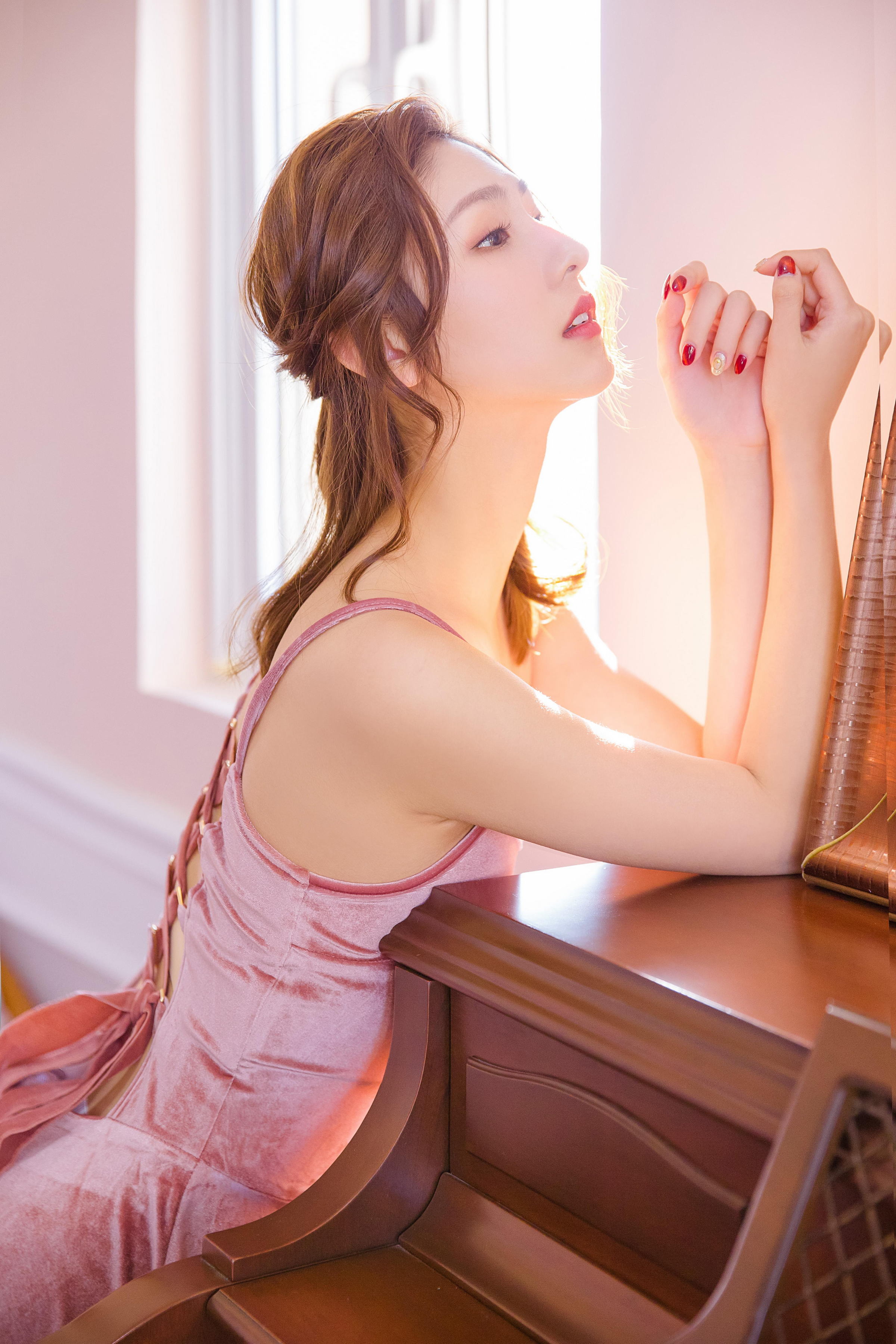 [YALAYI雅拉伊]2022.11.01 婀娜的舞者 清纯熟女少妇 粉色吊带裸背舞蹈裙性感写真集第5张