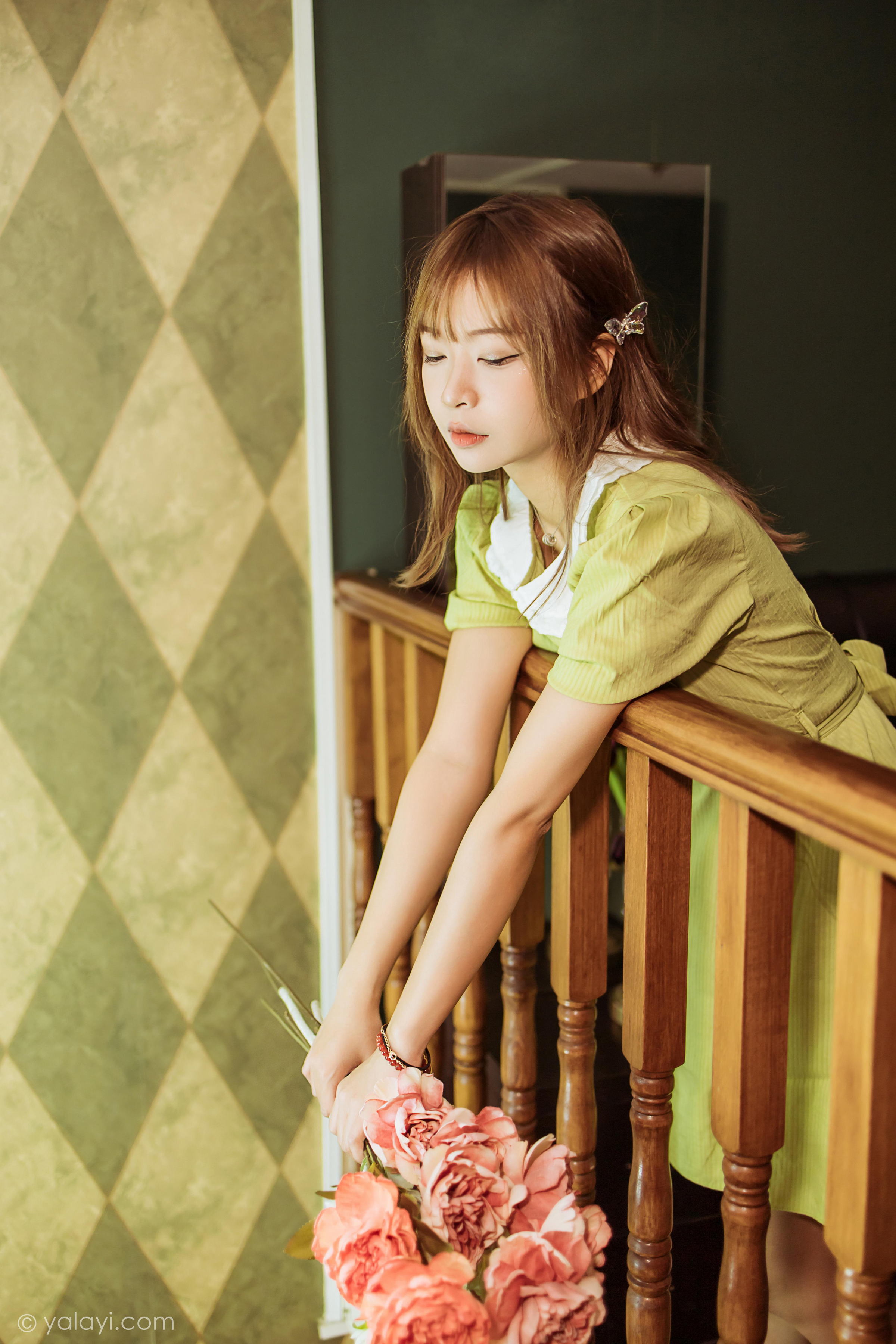 [YALAYI雅拉伊]2022.11.08 岁月 阿禾 淡黄色复古连衣裙居家清纯写真集第9张