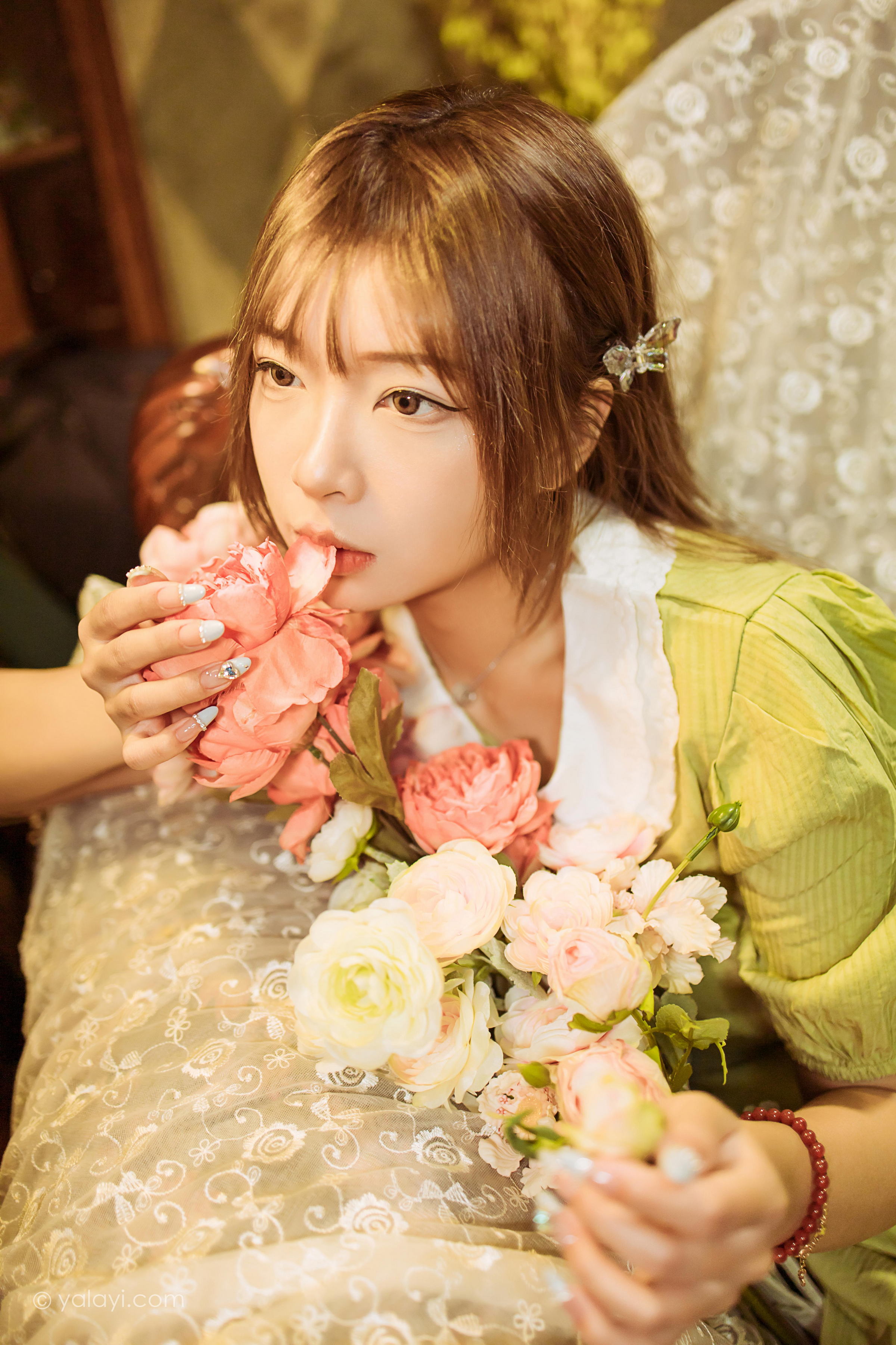 [YALAYI雅拉伊]2022.11.08 岁月 阿禾 淡黄色复古连衣裙居家清纯写真集第13张