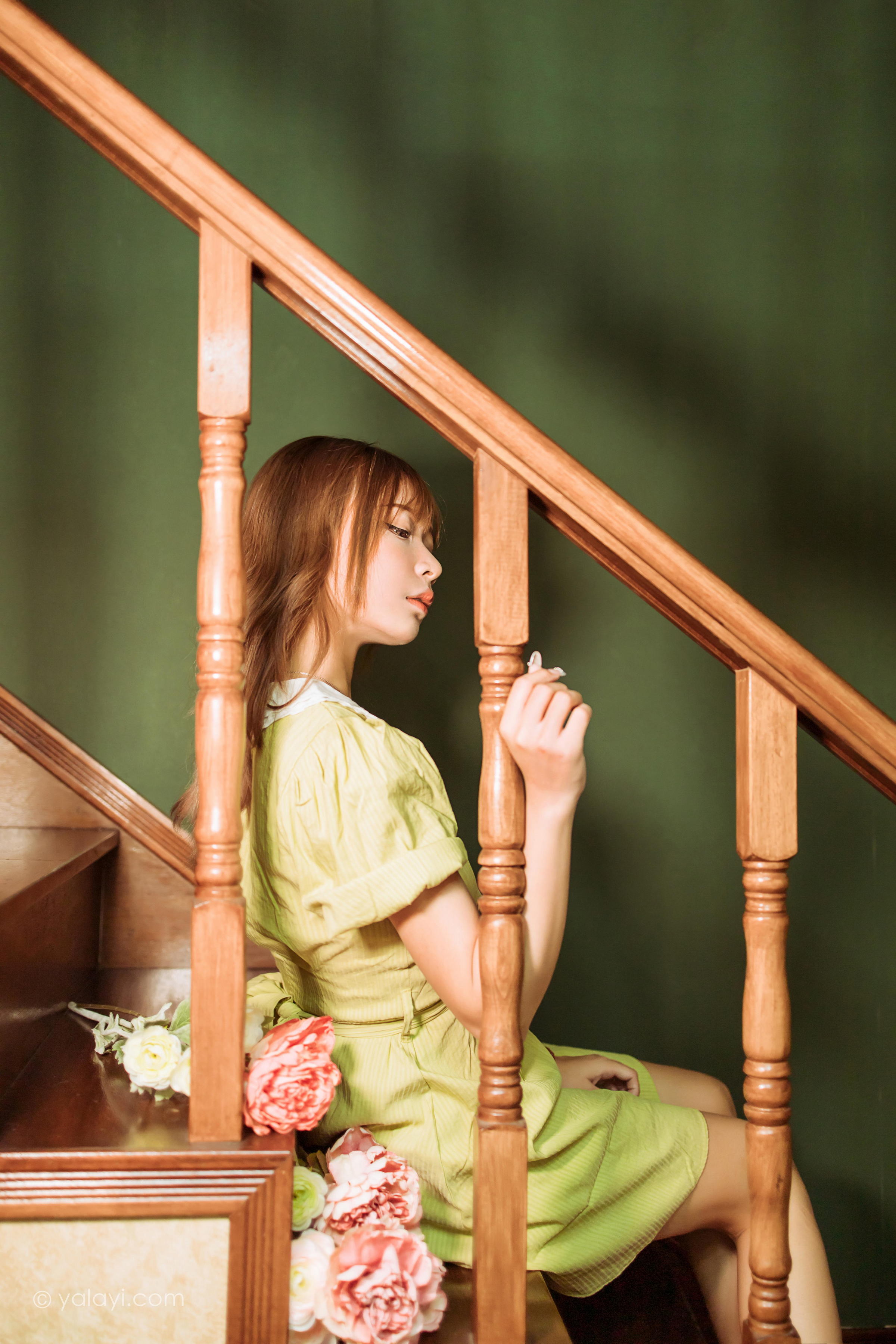 [YALAYI雅拉伊]2022.11.08 岁月 阿禾 淡黄色复古连衣裙居家清纯写真集第6张