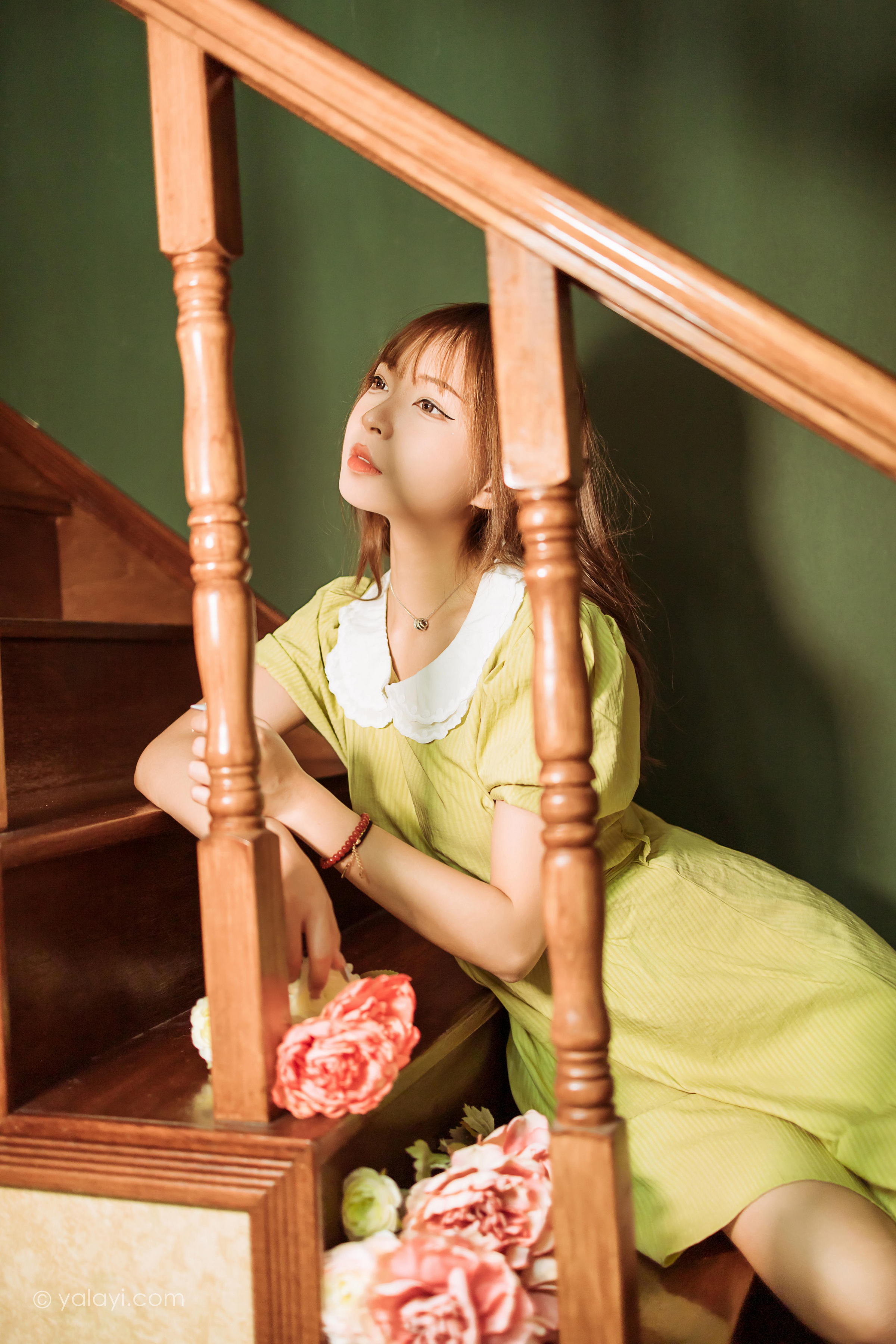 [YALAYI雅拉伊]2022.11.08 岁月 阿禾 淡黄色复古连衣裙居家清纯写真集第7张