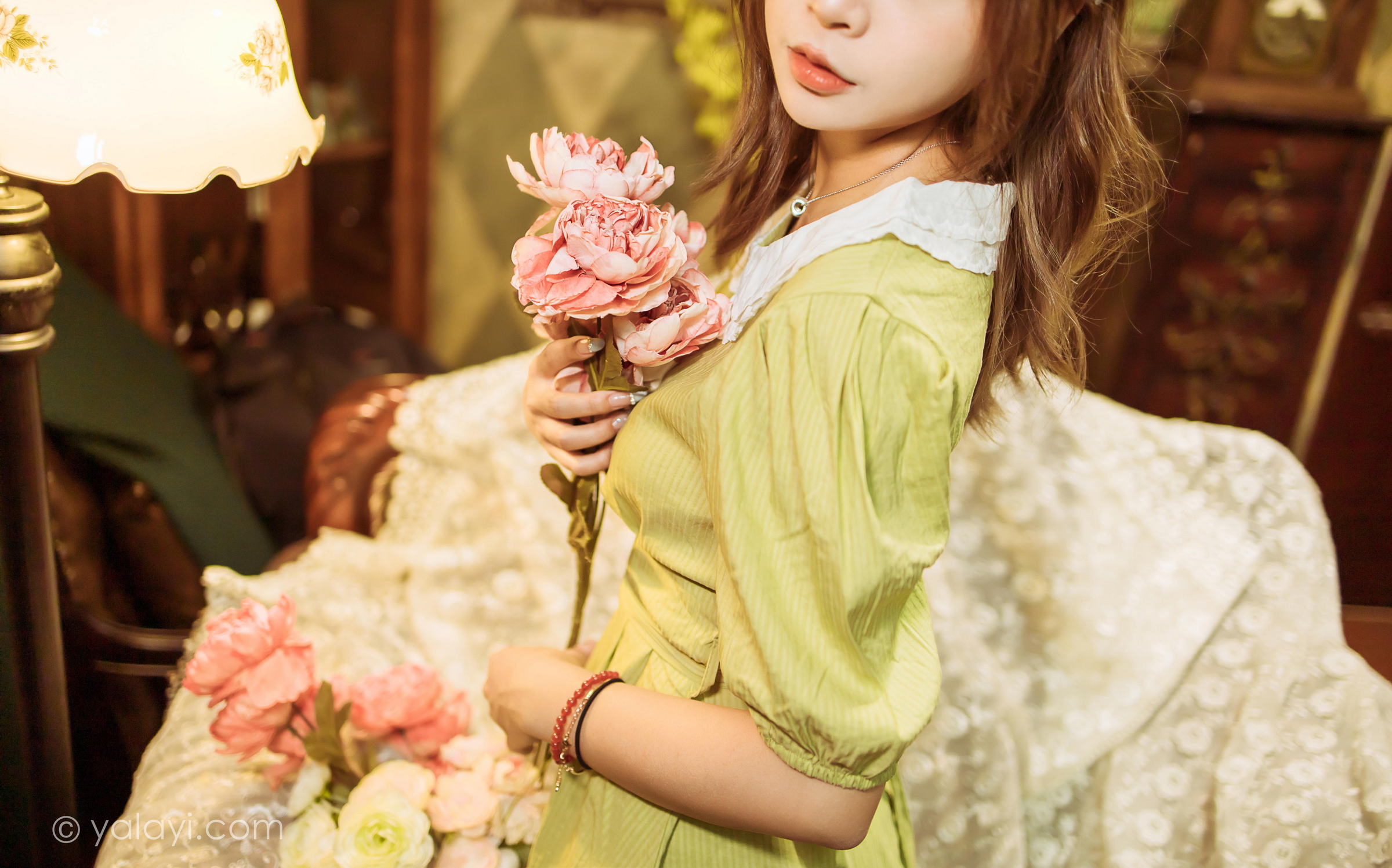[YALAYI雅拉伊]2022.11.08 岁月 阿禾 淡黄色复古连衣裙居家清纯写真集第1张