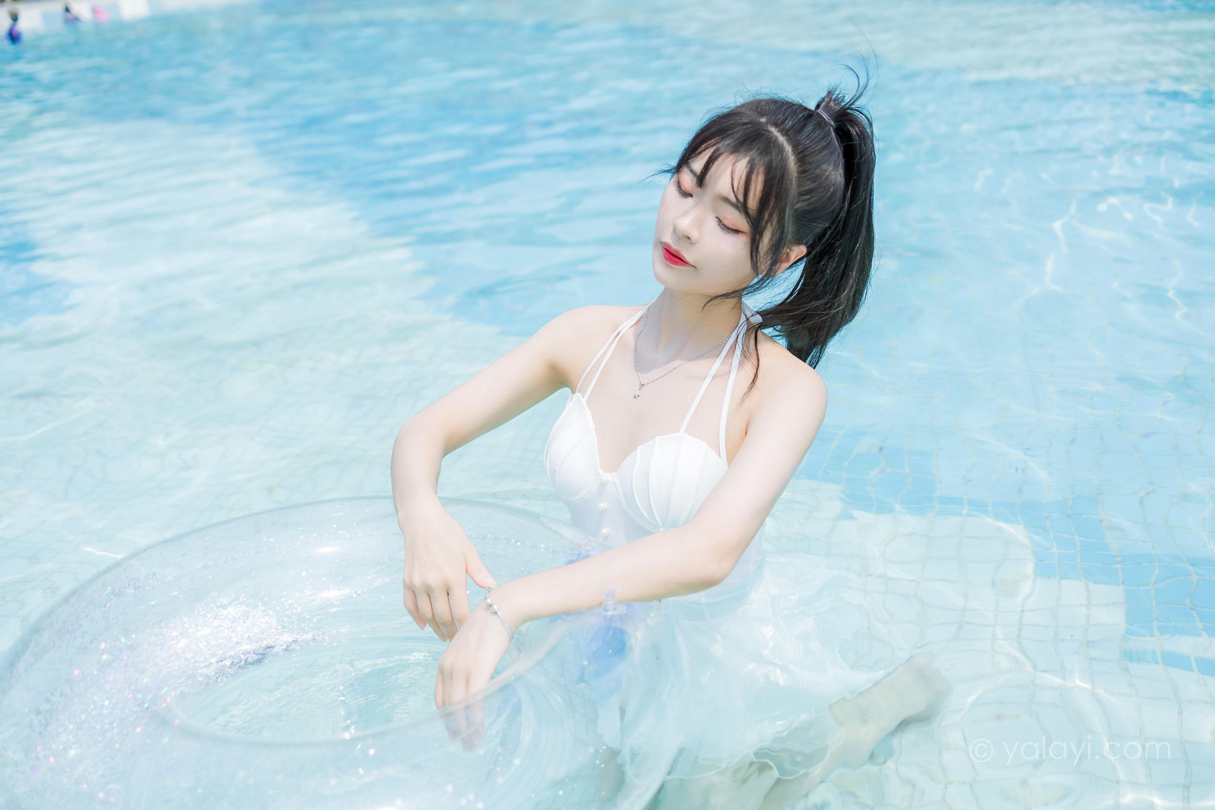 [YALAYI雅拉伊]2022.11.12 美人鱼 程小蝶 白色吊带比基尼泳装小短裙性感写真集第3张