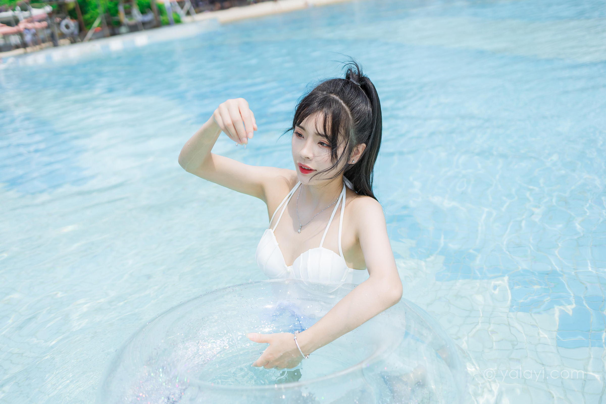 [YALAYI雅拉伊]2022.11.12 美人鱼 程小蝶 白色吊带比基尼泳装小短裙性感写真集第5张