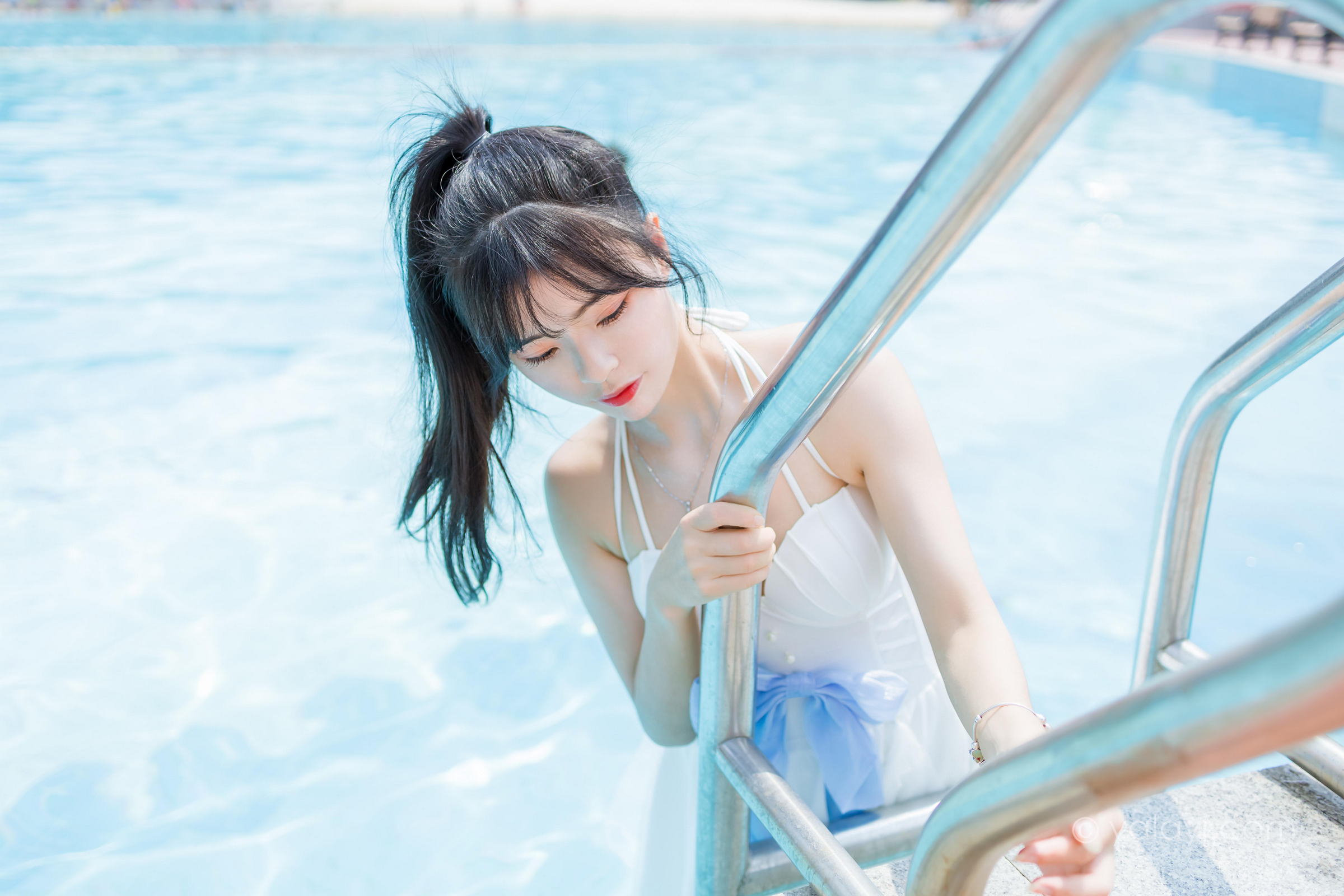 [YALAYI雅拉伊]2022.11.12 美人鱼 程小蝶 白色吊带比基尼泳装小短裙性感写真集第5张