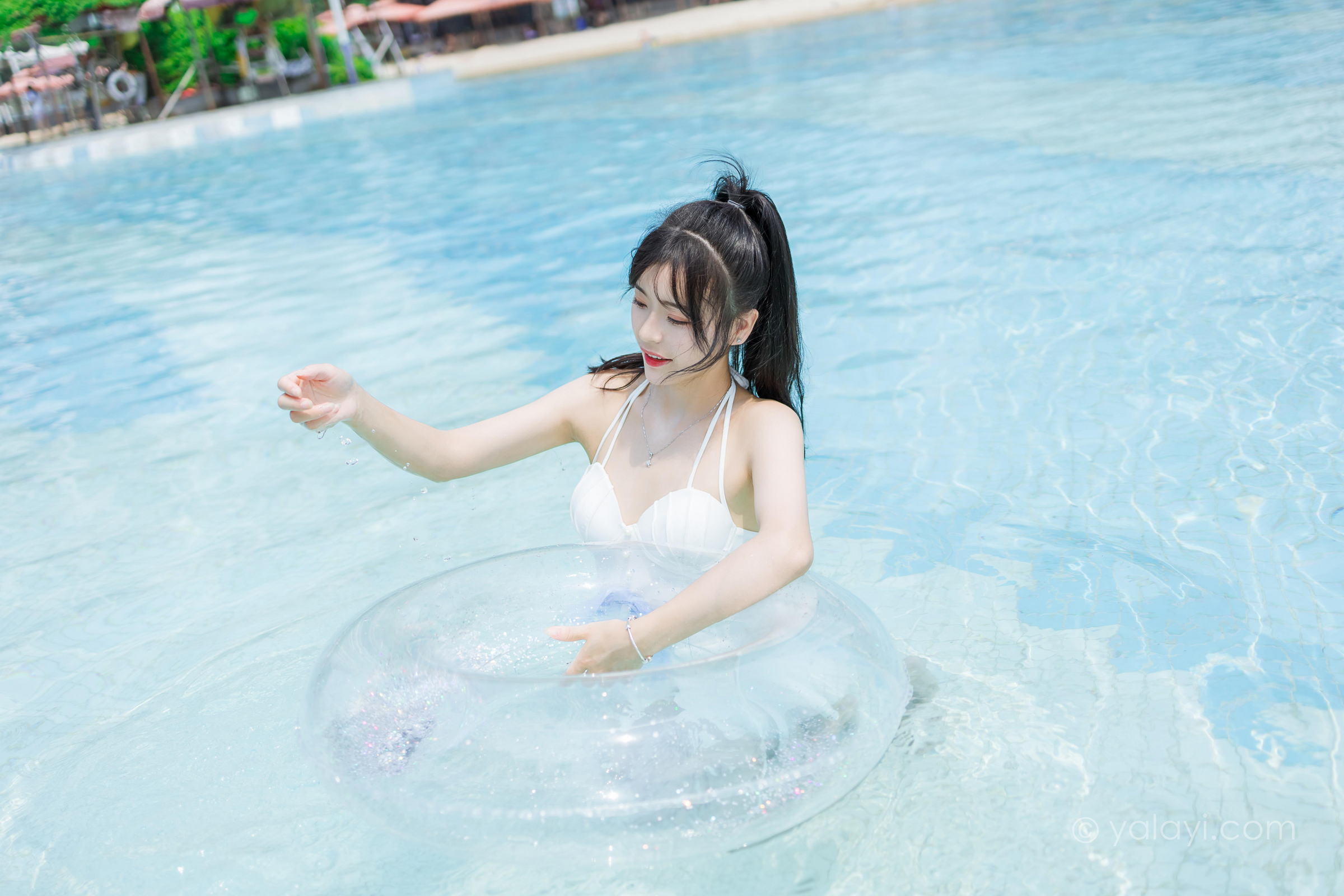 [YALAYI雅拉伊]2022.11.12 美人鱼 程小蝶 白色吊带比基尼泳装小短裙性感写真集第4张