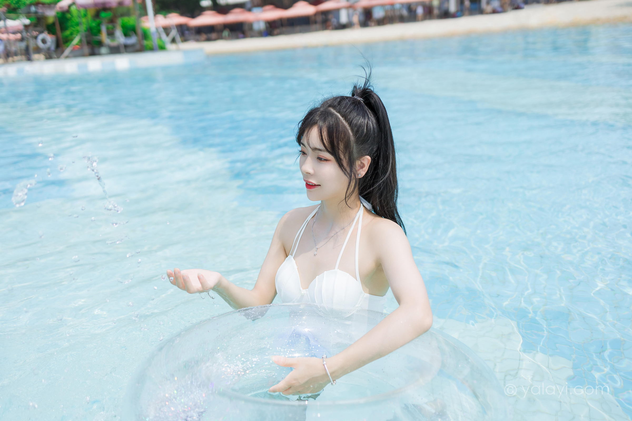 [YALAYI雅拉伊]2022.11.12 美人鱼 程小蝶 白色吊带比基尼泳装小短裙性感写真集第5张