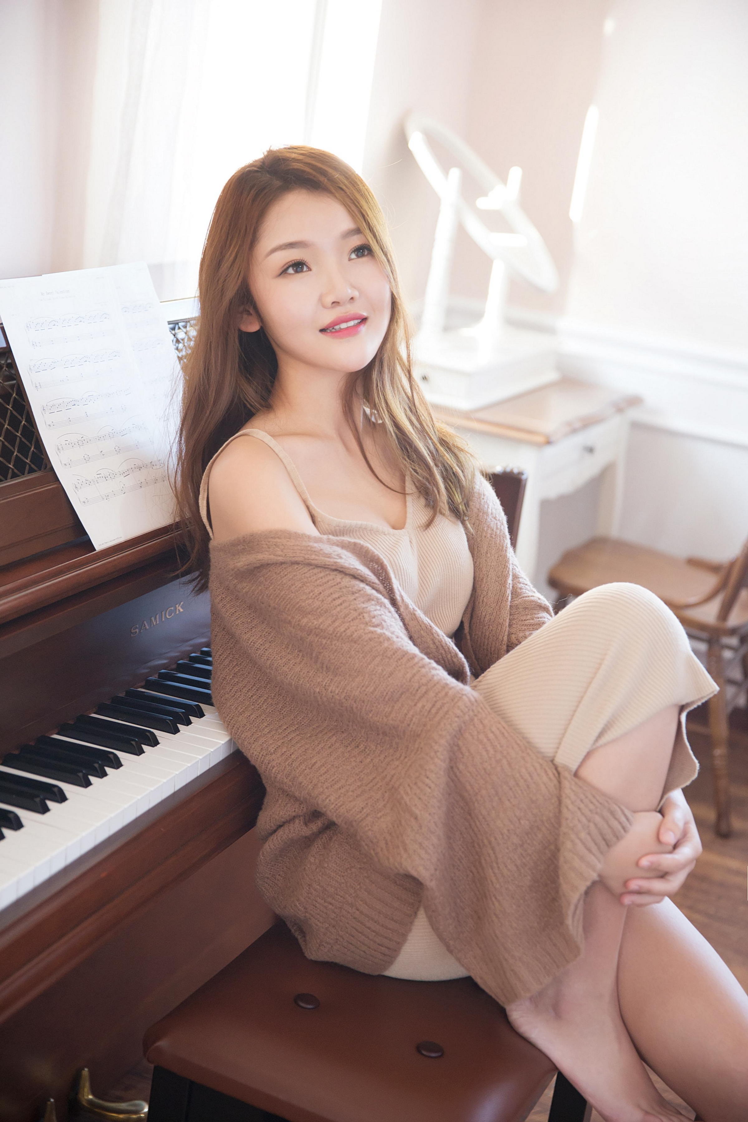 [YALAYI雅拉伊]2022.11.16 可爱的小美人儿 橙色外套加棕色吊带连衣裙居家清纯写真集第2张