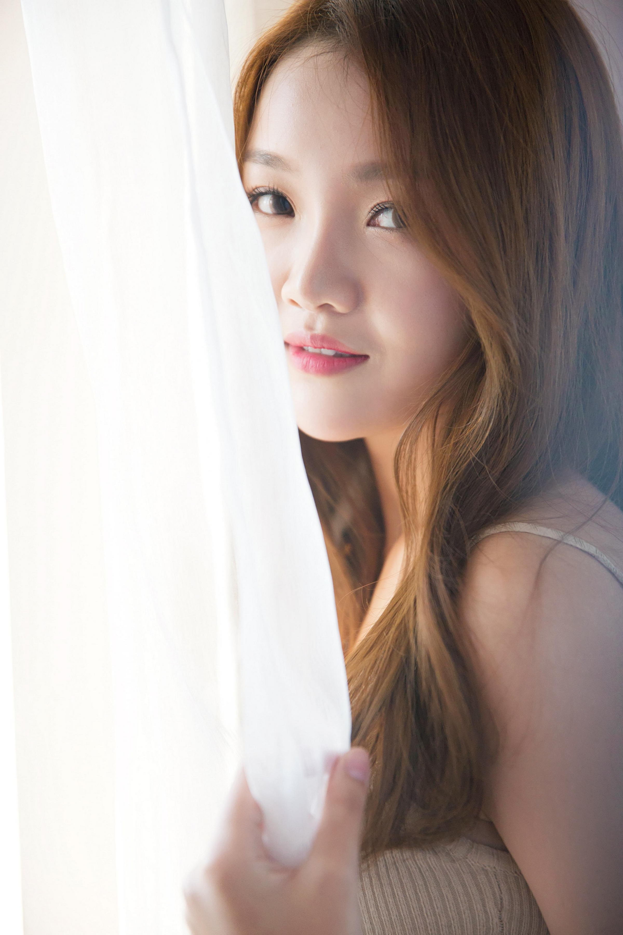 [YALAYI雅拉伊]2022.11.16 可爱的小美人儿 橙色外套加棕色吊带连衣裙居家清纯写真集第6张