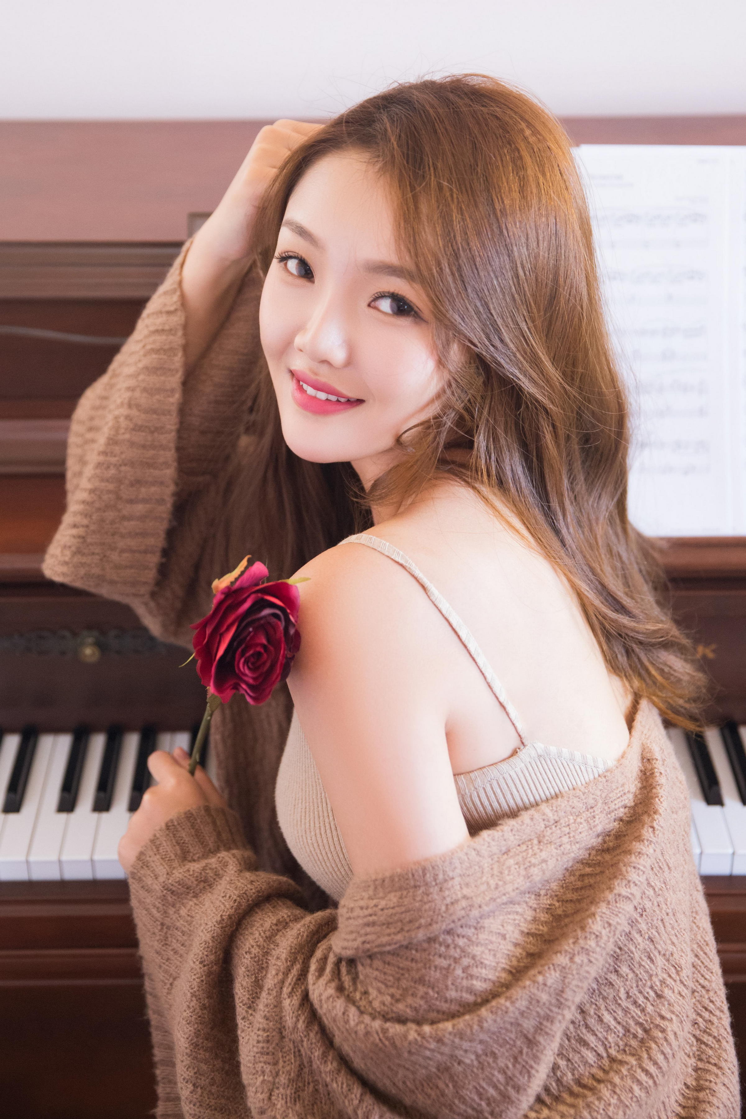 [YALAYI雅拉伊]2022.11.16 可爱的小美人儿 橙色外套加棕色吊带连衣裙居家清纯写真集第9张