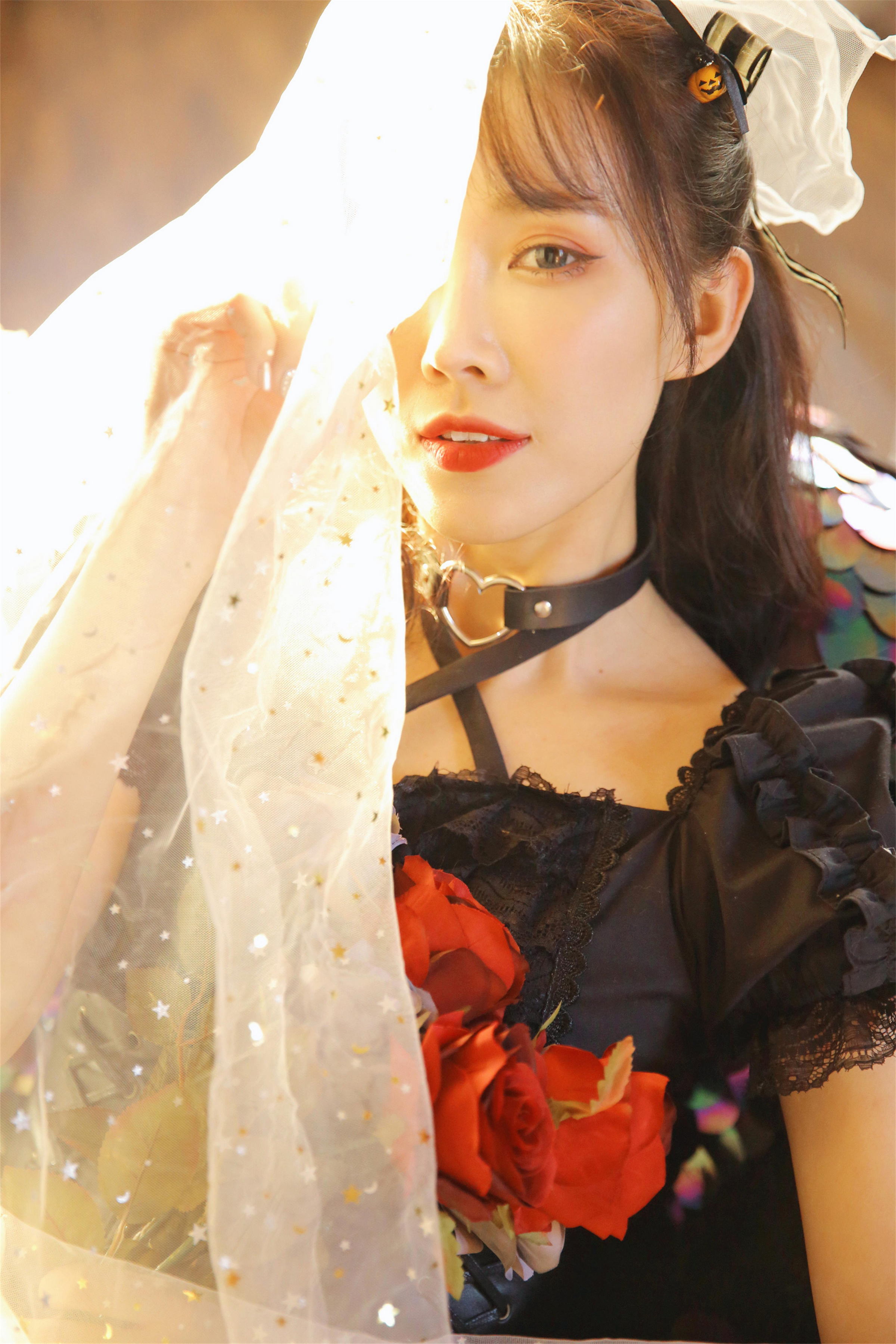 [YALAYI雅拉伊]2022.11.26 性感小妖精 黑色塑身蕾丝连衣裙复古私房写真集第2张