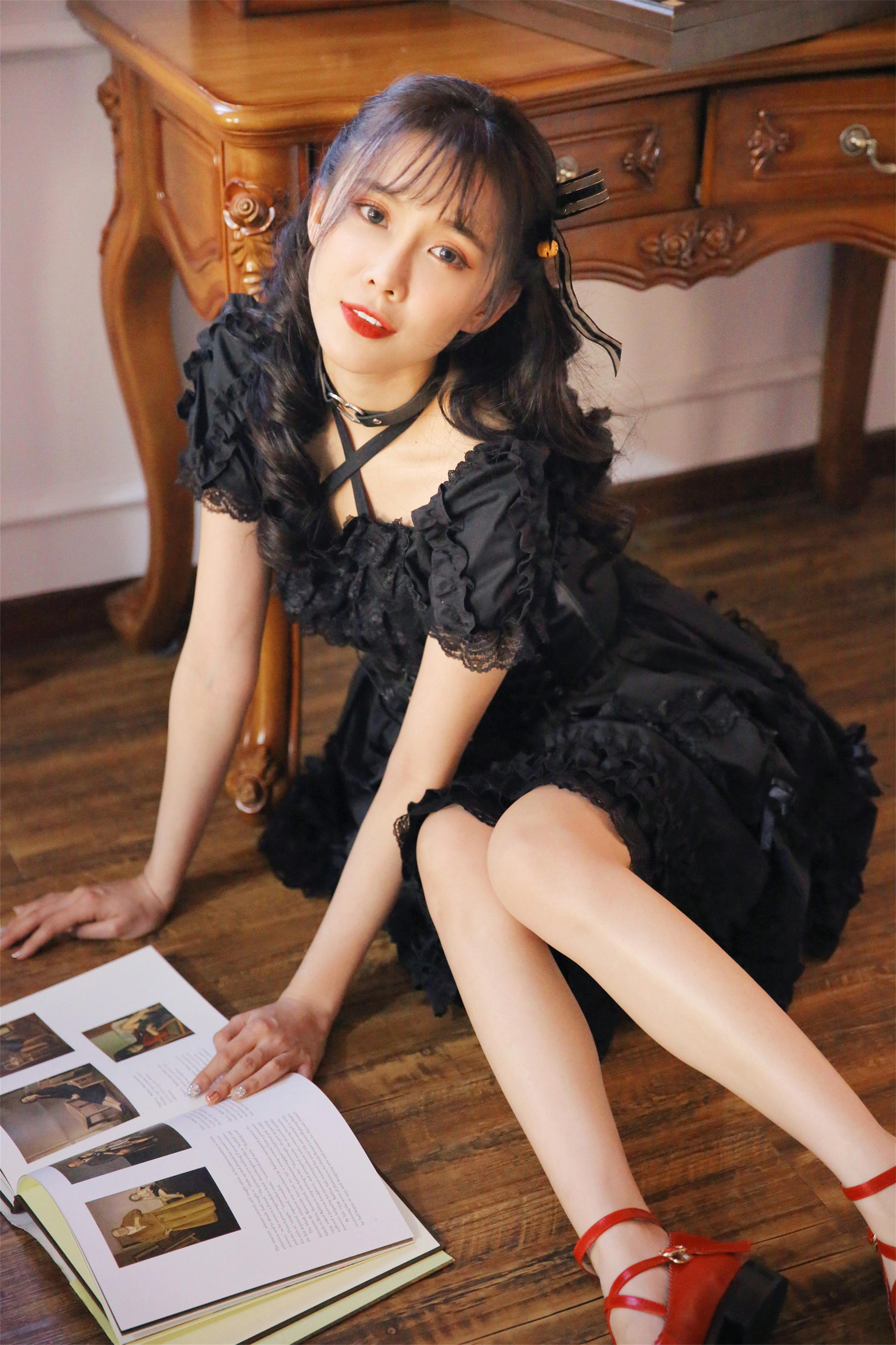 [YALAYI雅拉伊]2022.11.26 性感小妖精 黑色塑身蕾丝连衣裙复古私房写真集第11张