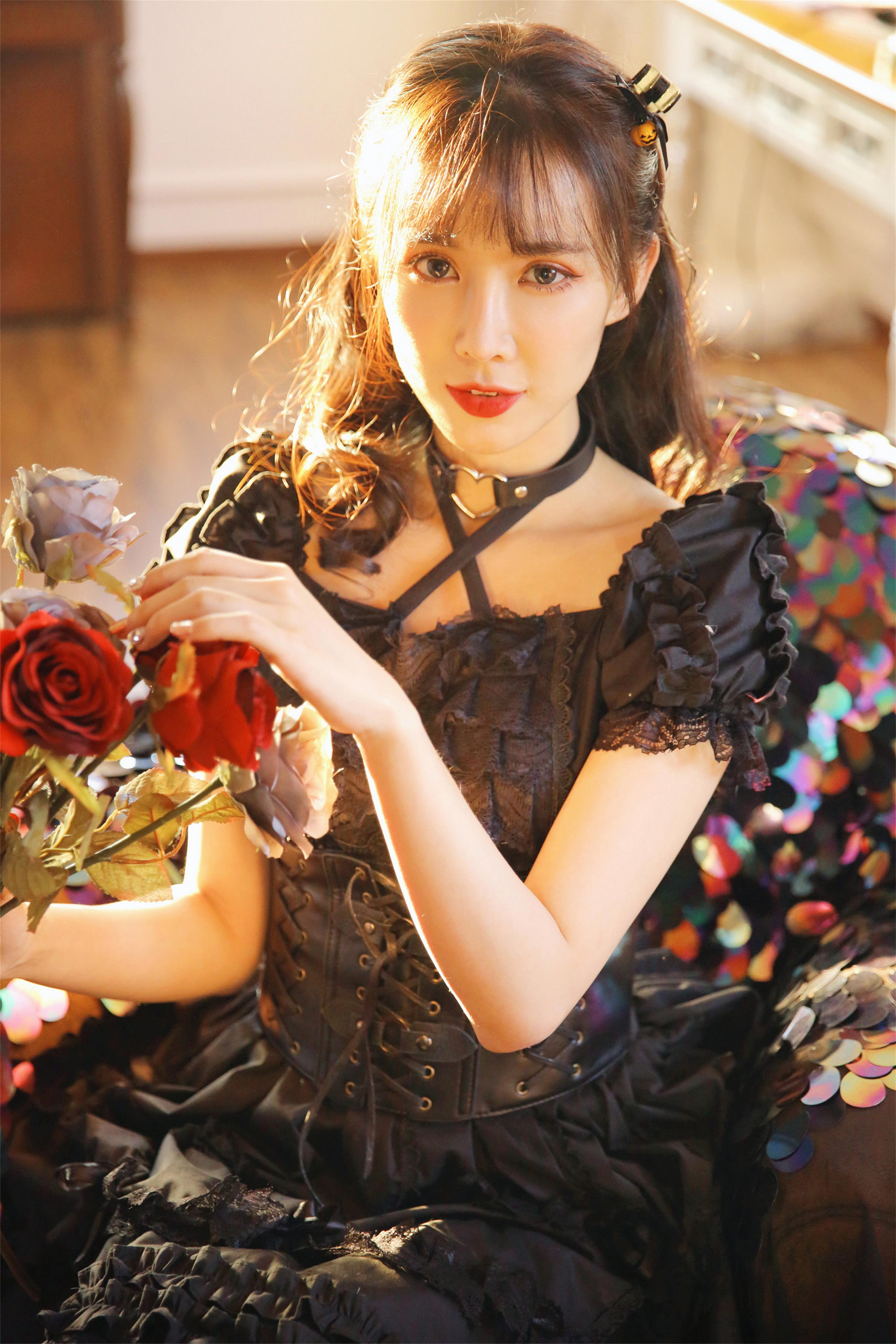 [YALAYI雅拉伊]2022.11.26 性感小妖精 黑色塑身蕾丝连衣裙复古私房写真集第2张