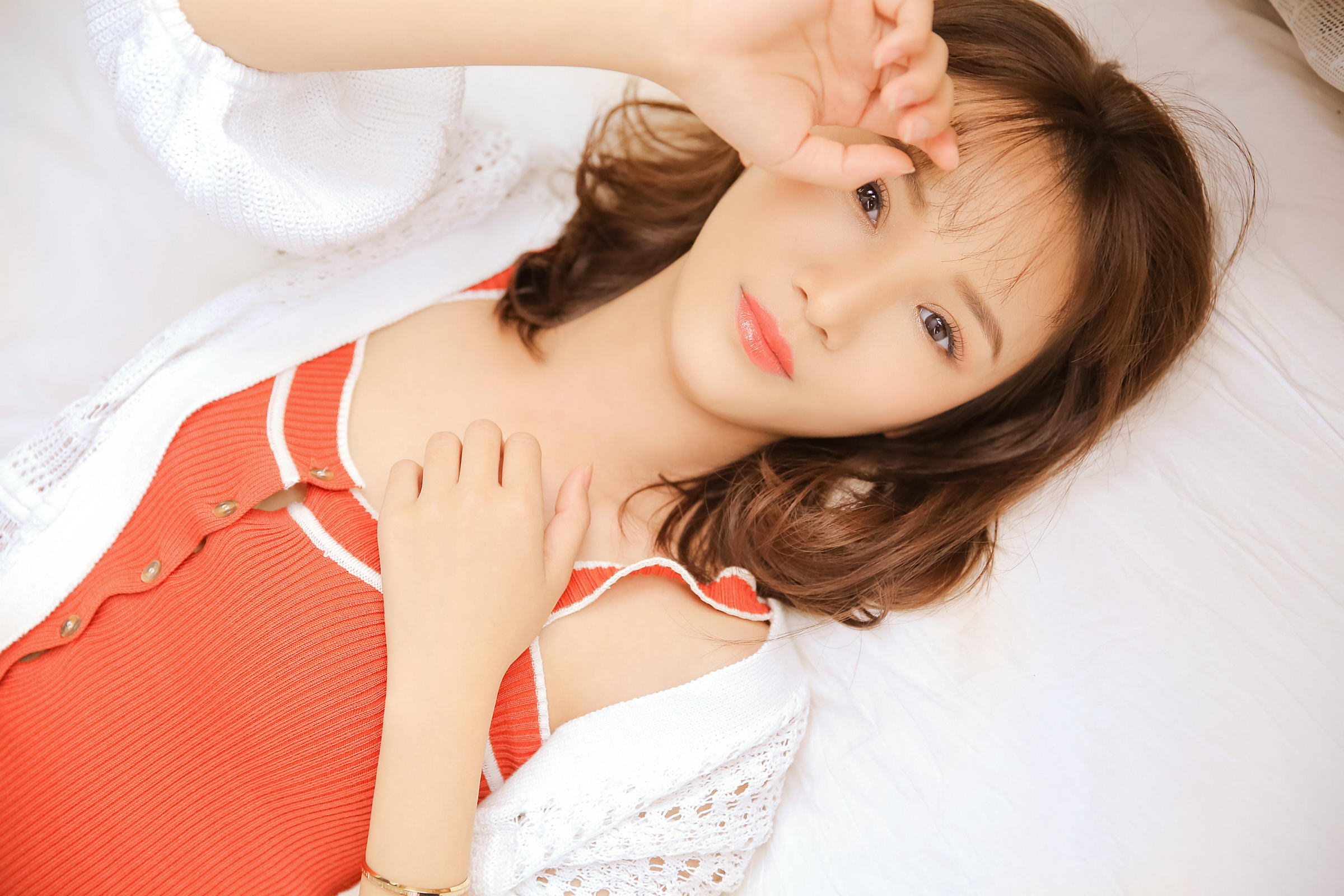 [YALAYI雅拉伊]2022.12.01 都是柔情 阳光少女红色小背心加白色镂空短裤居家清纯写真集第1张