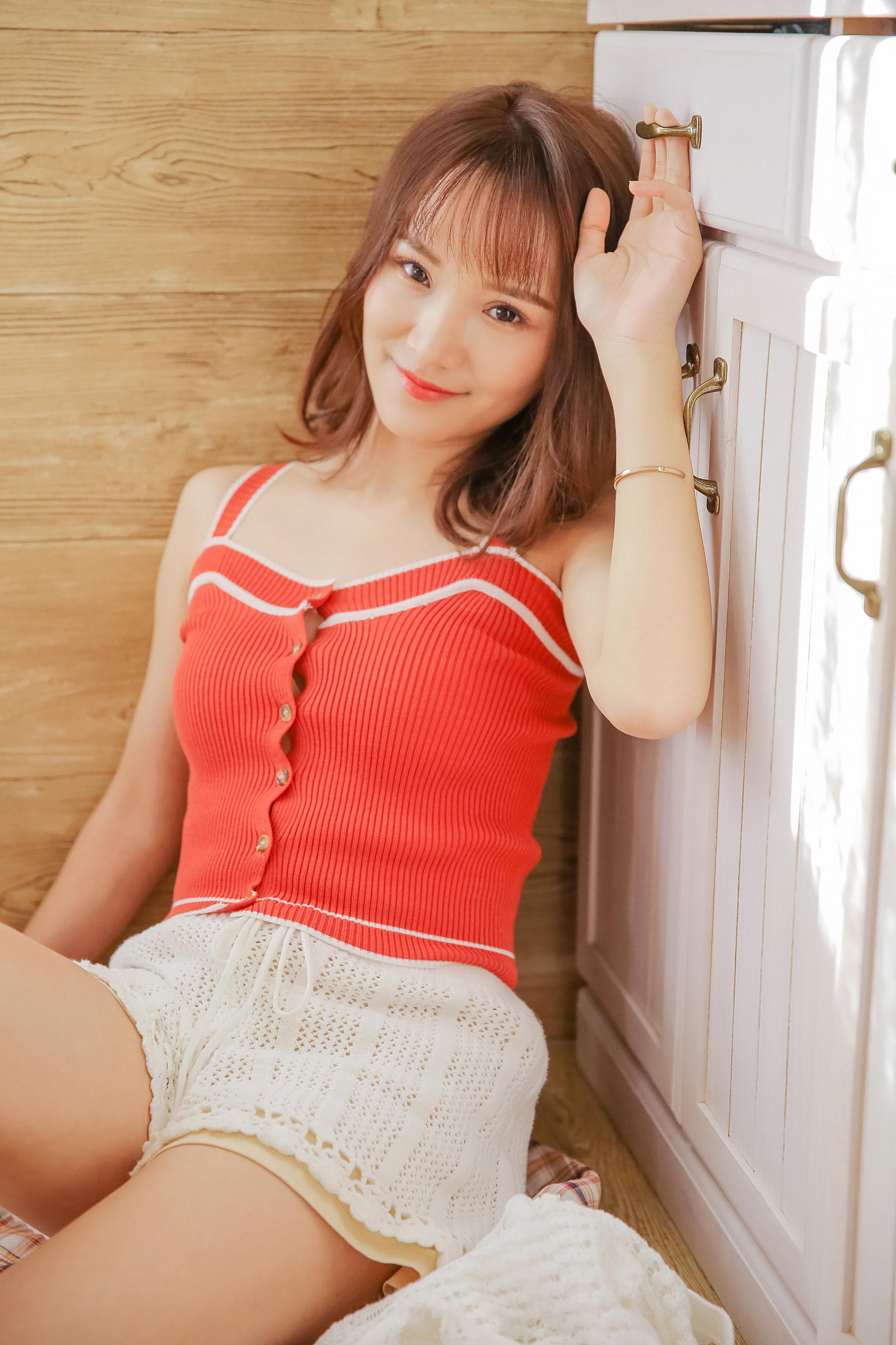 [YALAYI雅拉伊]2022.12.01 都是柔情 阳光少女红色小背心加白色镂空短裤居家清纯写真集第9张